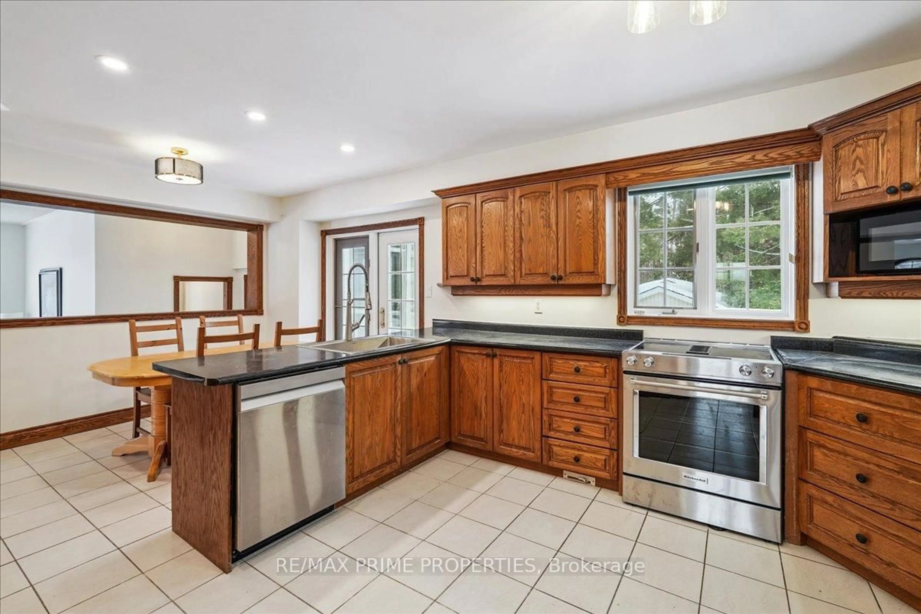 Open concept kitchen, ceramic/tile floor for 3016 Cole Rd, East Gwillimbury Ontario L0G 1R0