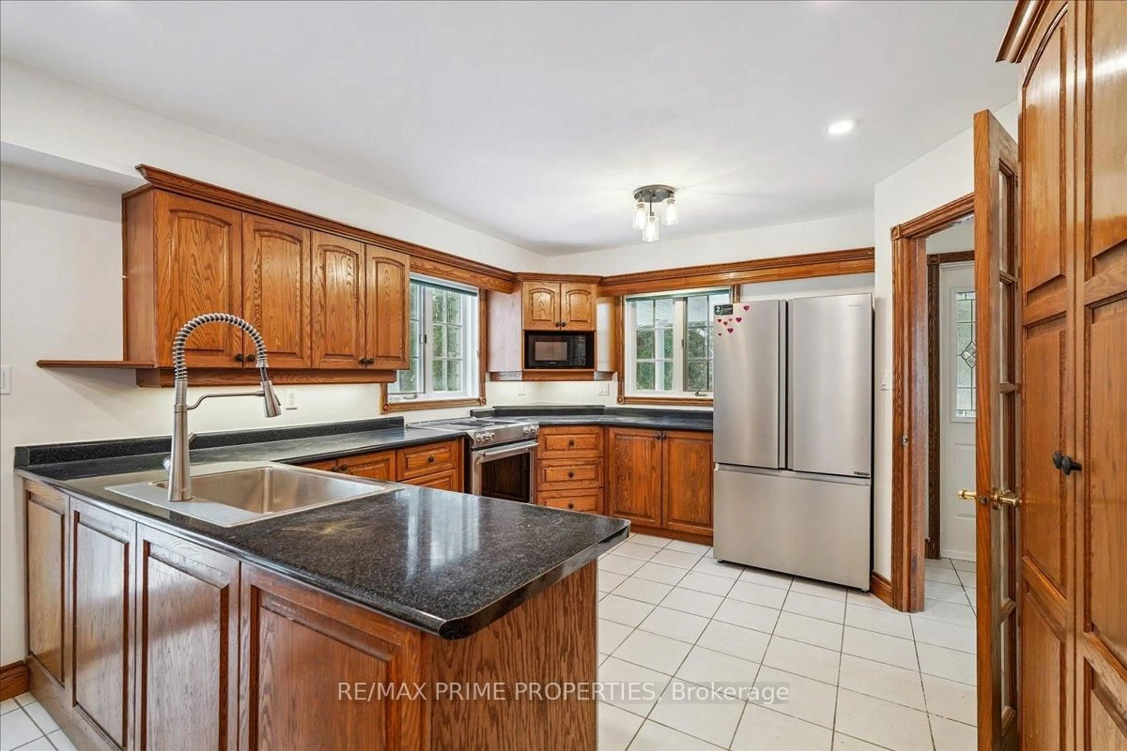 Open concept kitchen, ceramic/tile floor for 3016 Cole Rd, East Gwillimbury Ontario L0G 1R0