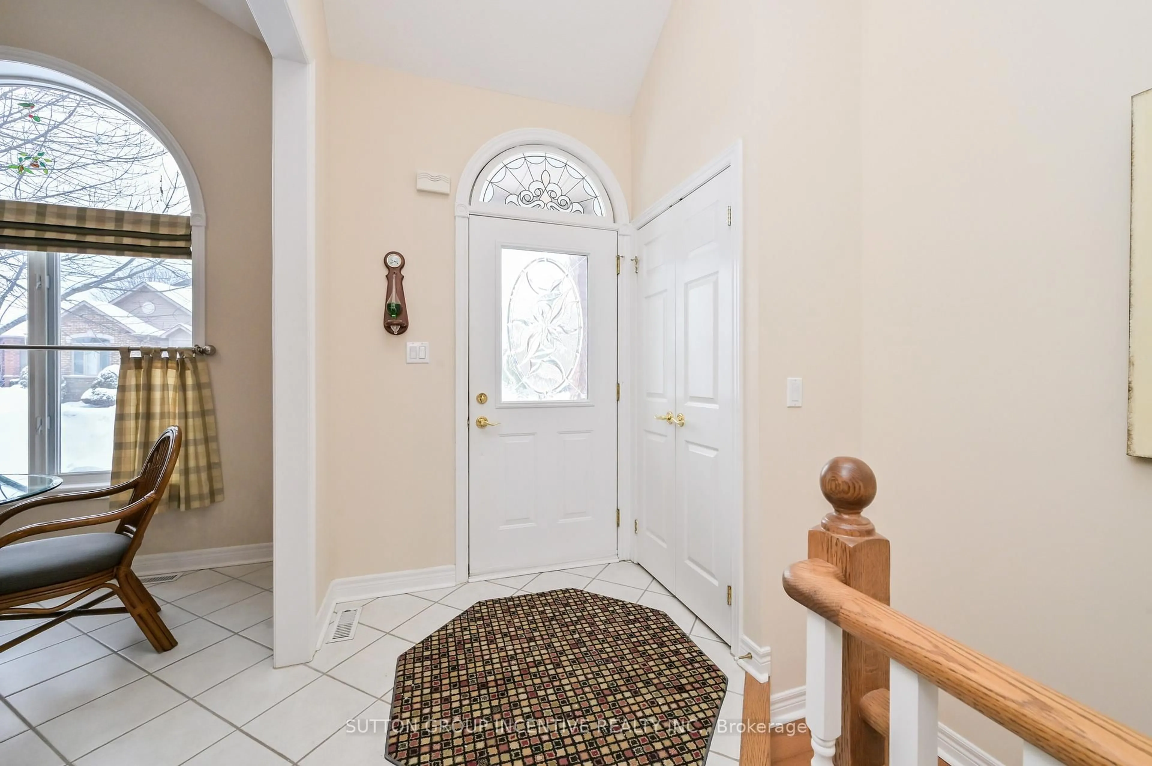 Indoor entryway for 71 Bella Vista Tr, New Tecumseth Ontario L9R 2E2