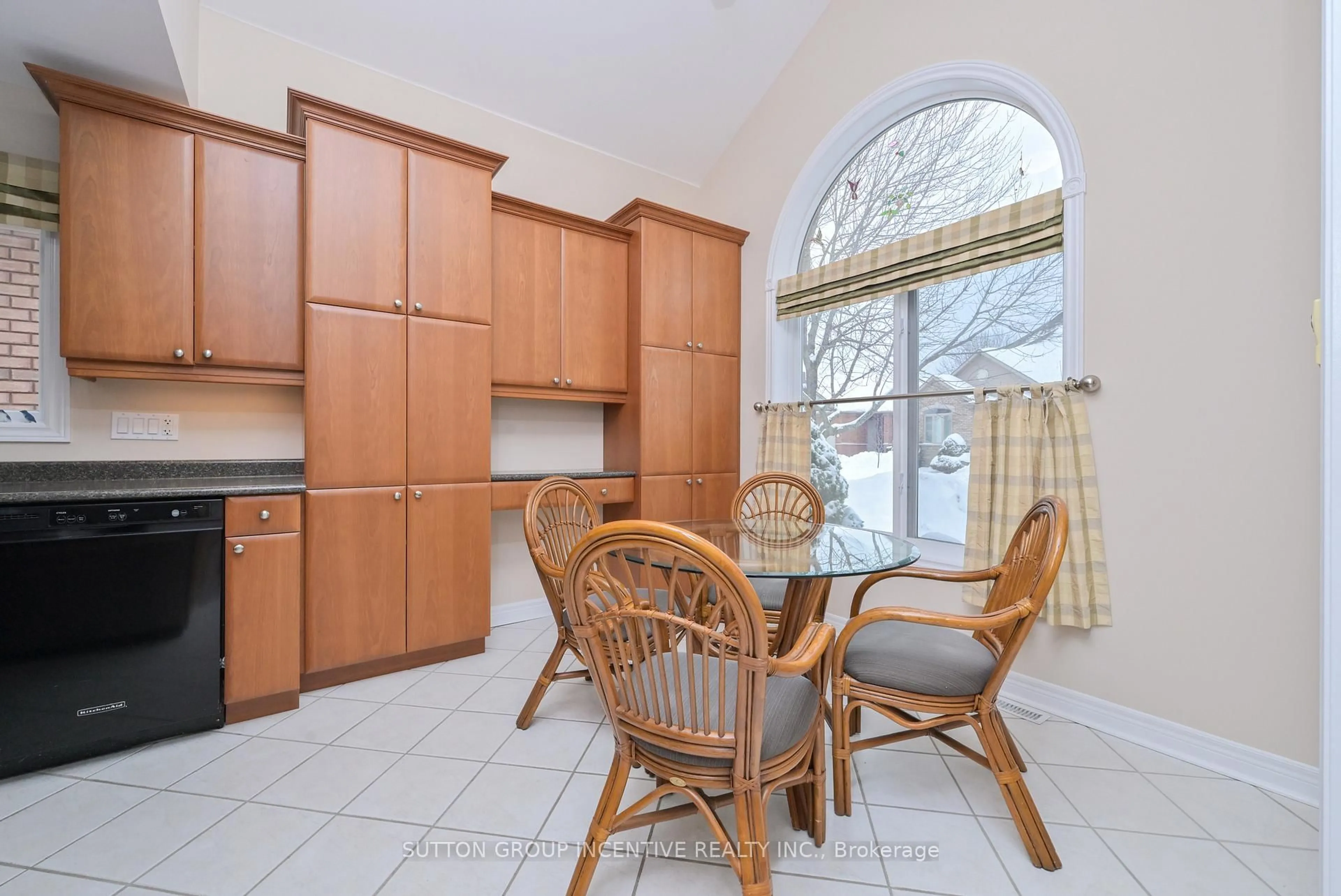 Dining room, ceramic/tile floor for 71 Bella Vista Tr, New Tecumseth Ontario L9R 2E2