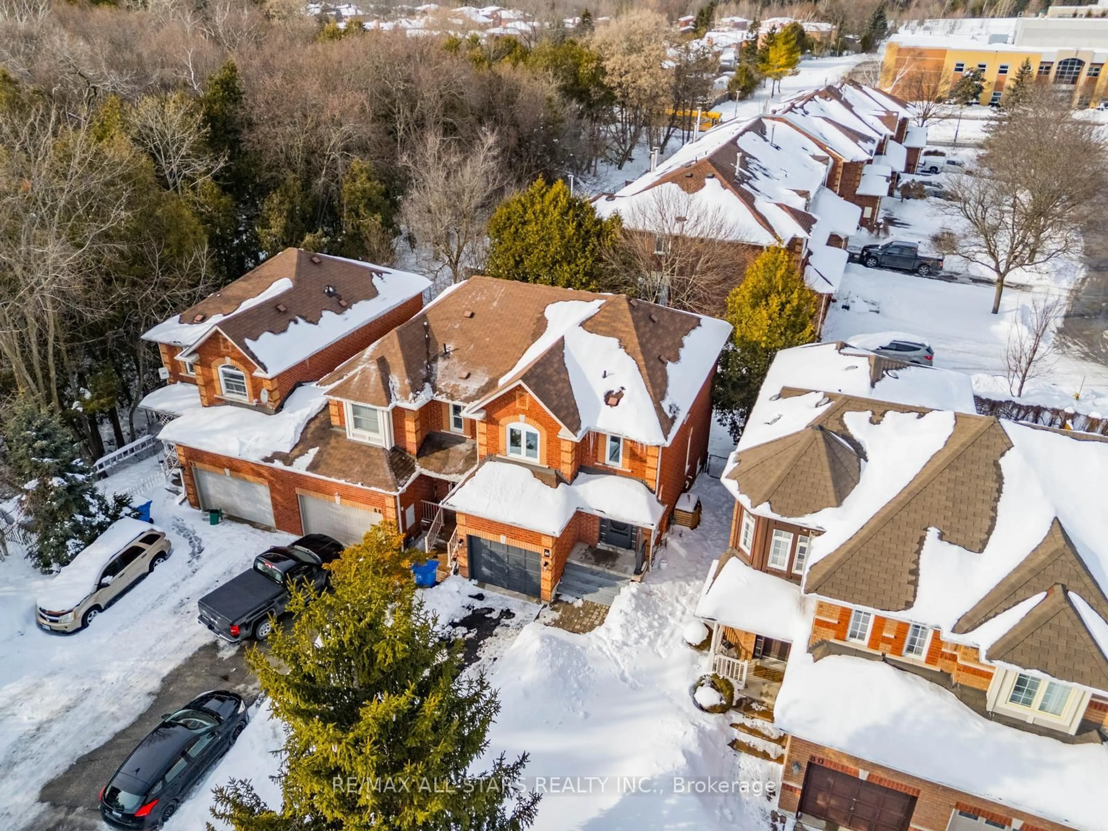 A pic from outside/outdoor area/front of a property/back of a property/a pic from drone, street for 84 Willoway, Whitchurch-Stouffville Ontario L4A 1K6