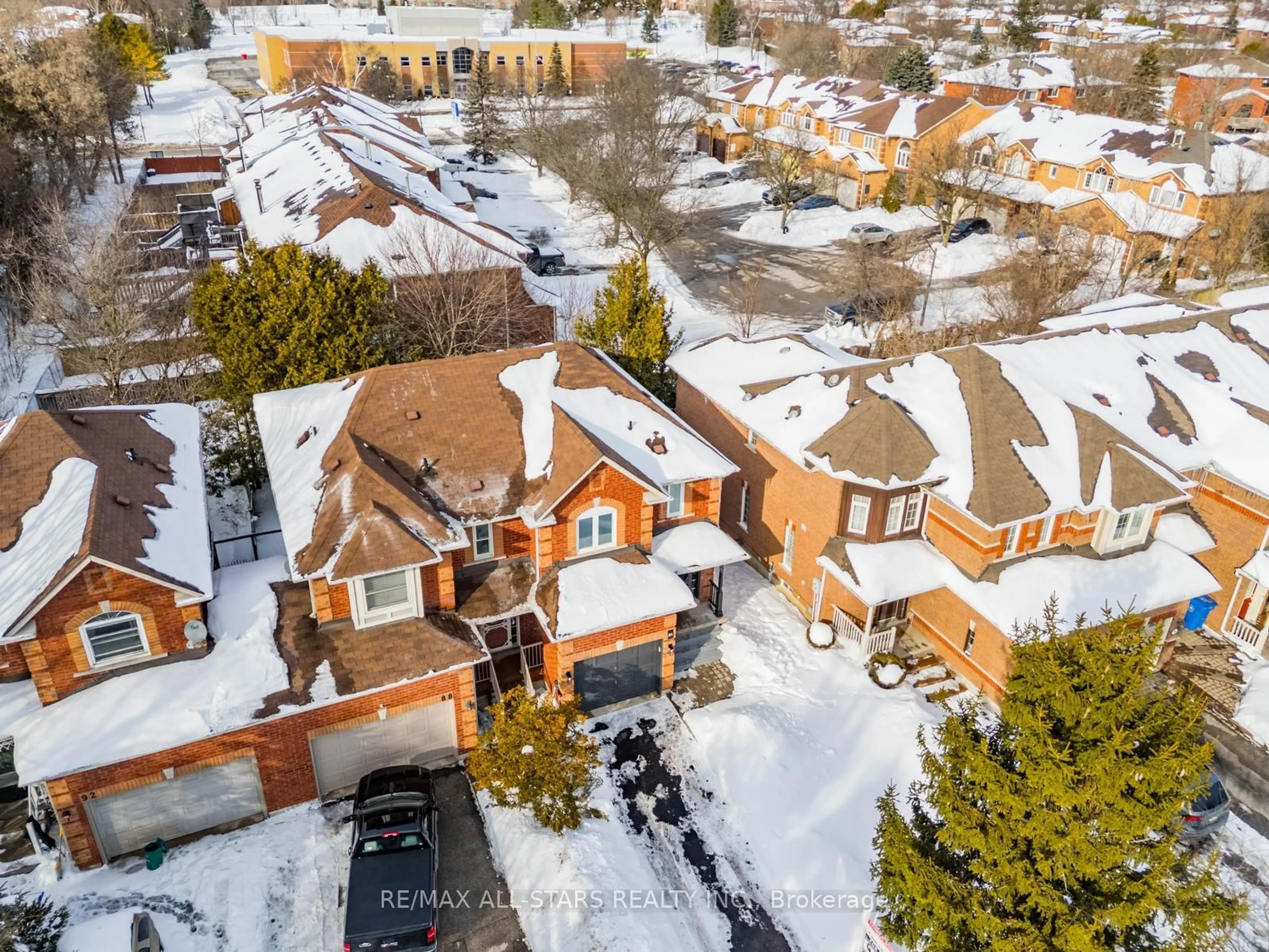 A pic from outside/outdoor area/front of a property/back of a property/a pic from drone, street for 84 Willoway, Whitchurch-Stouffville Ontario L4A 1K6