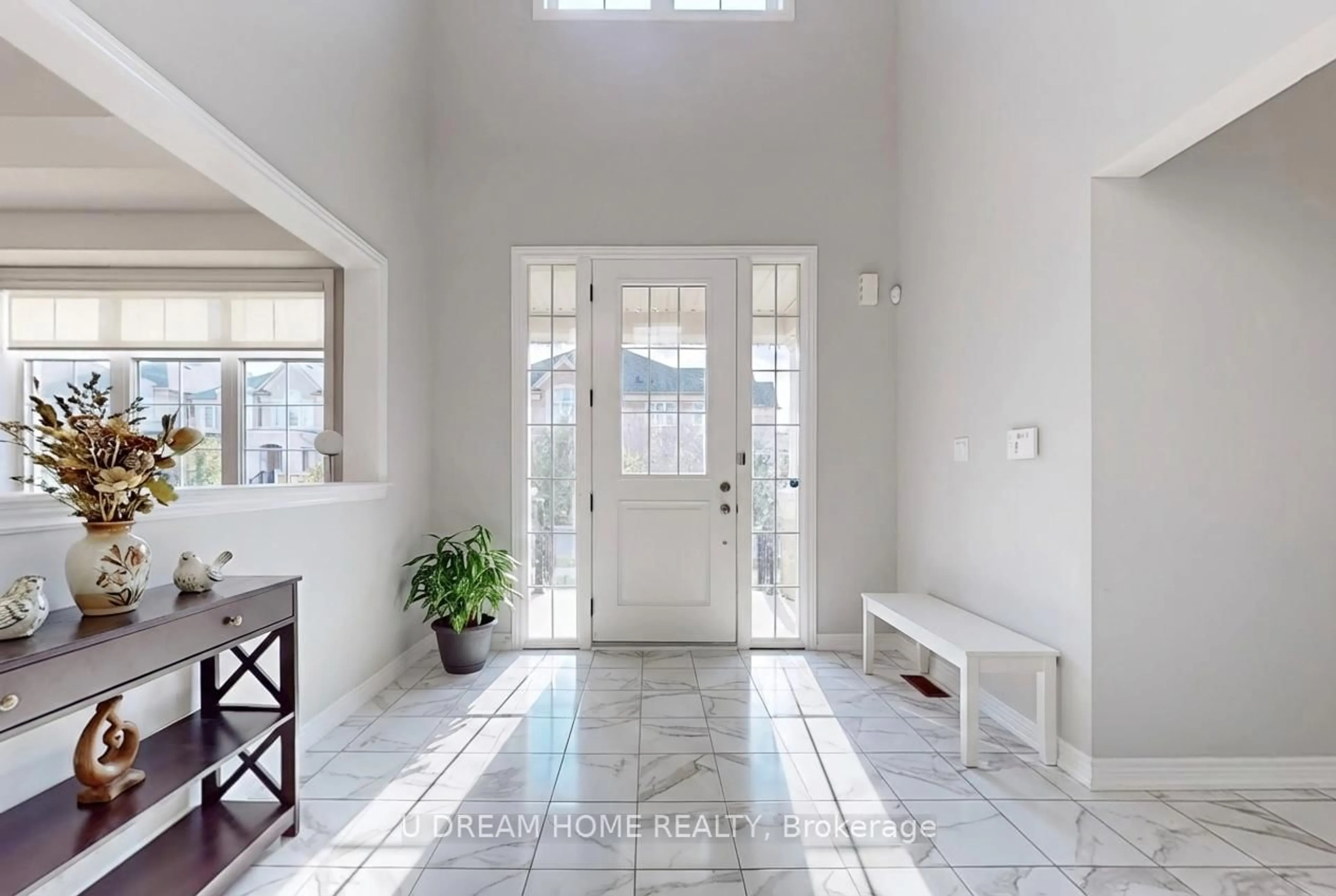 Indoor entryway for 103 Beckett Ave, East Gwillimbury Ontario L9N 0S6