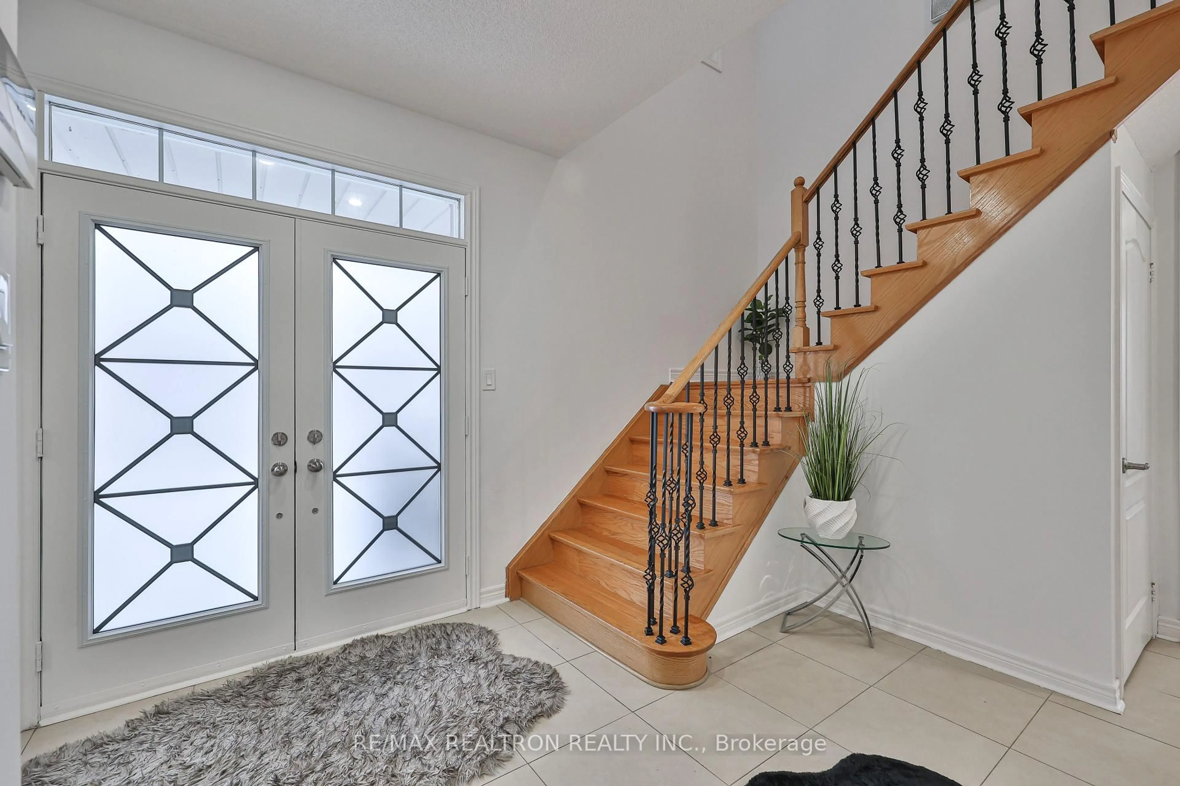 Indoor entryway for 23 Sunridge St, Richmond Hill Ontario L4E 3T5