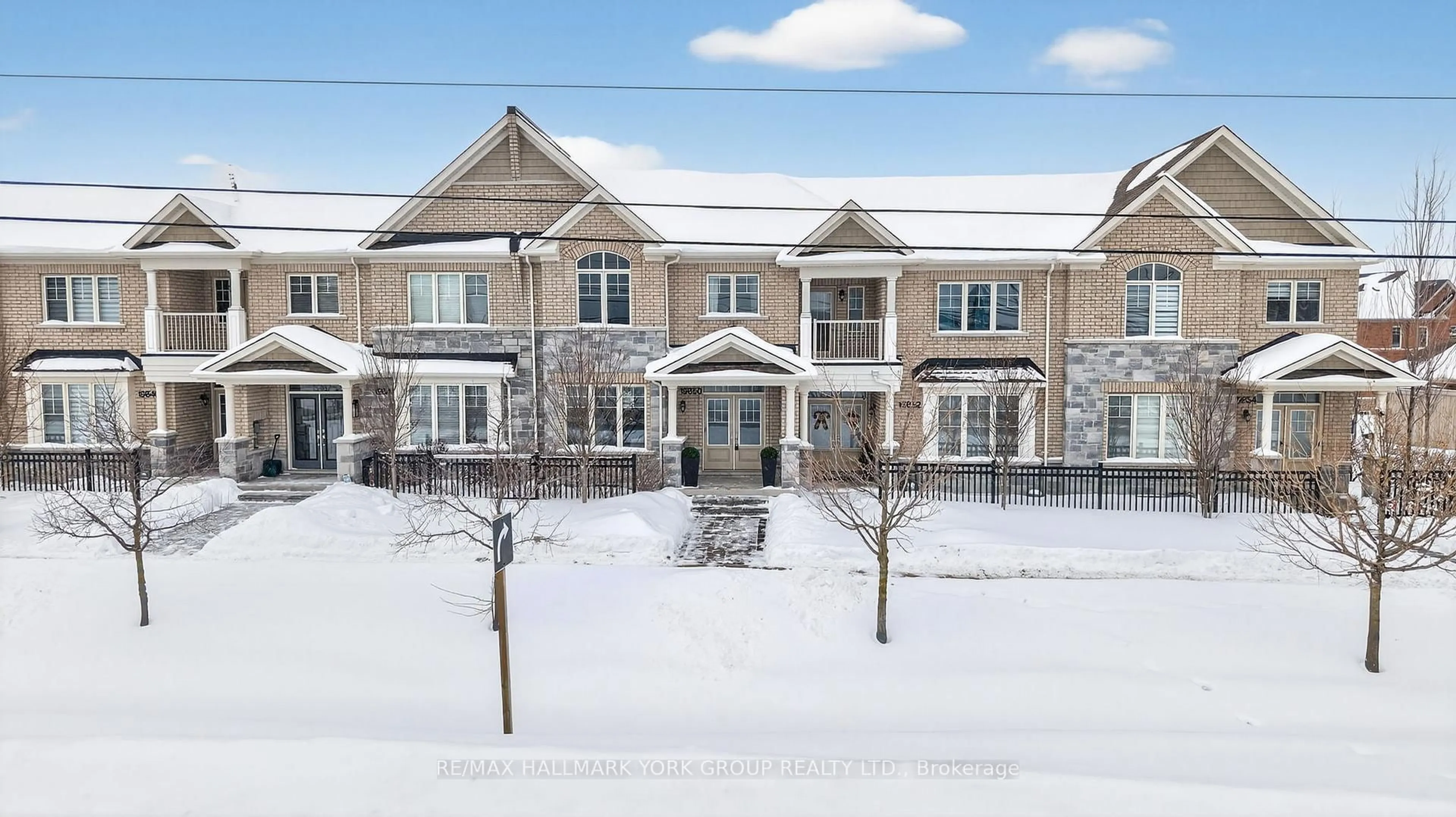 A pic from outside/outdoor area/front of a property/back of a property/a pic from drone, building for 19850 Leslie St, East Gwillimbury Ontario L9N 0R9