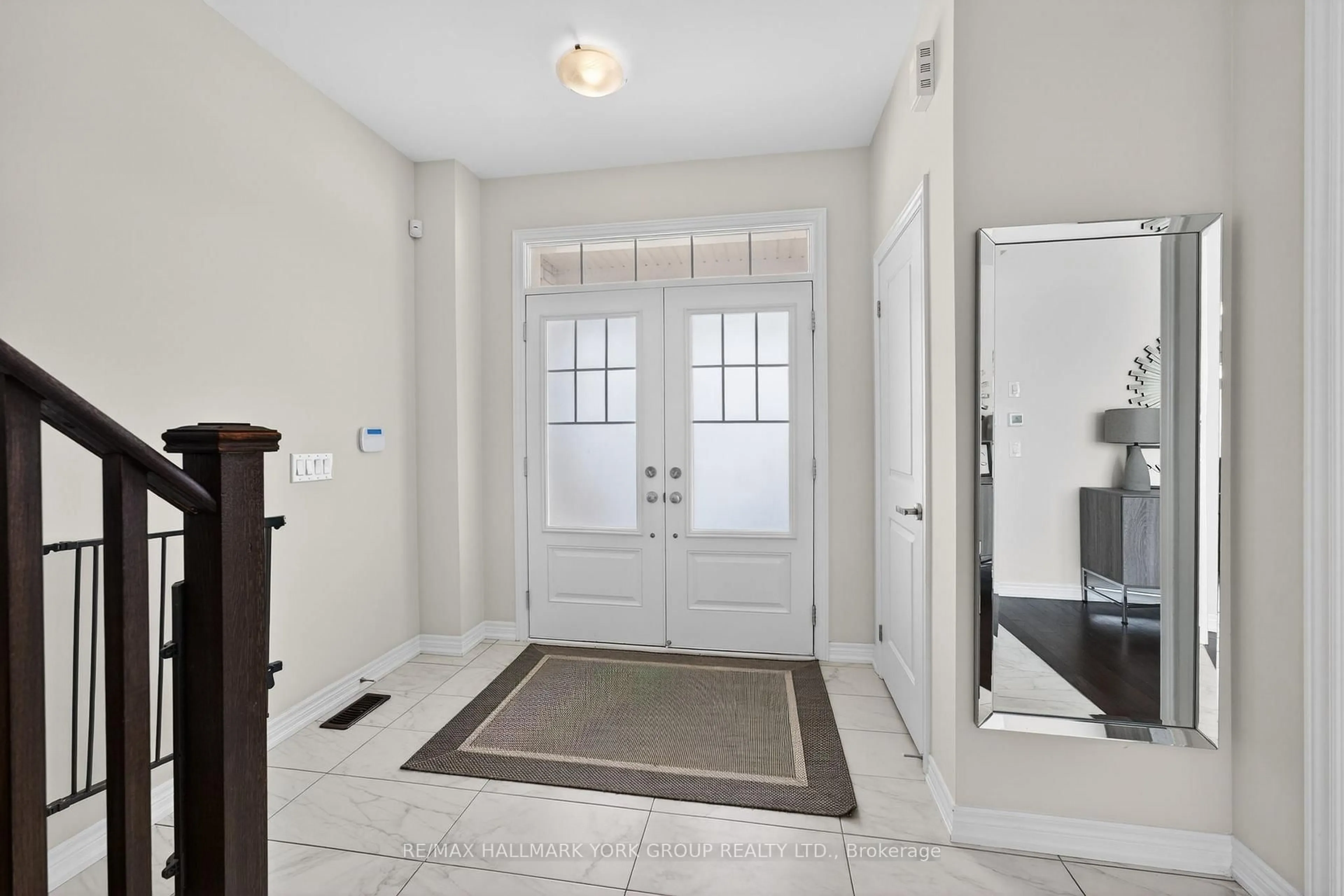 Indoor entryway for 19850 Leslie St, East Gwillimbury Ontario L9N 0R9