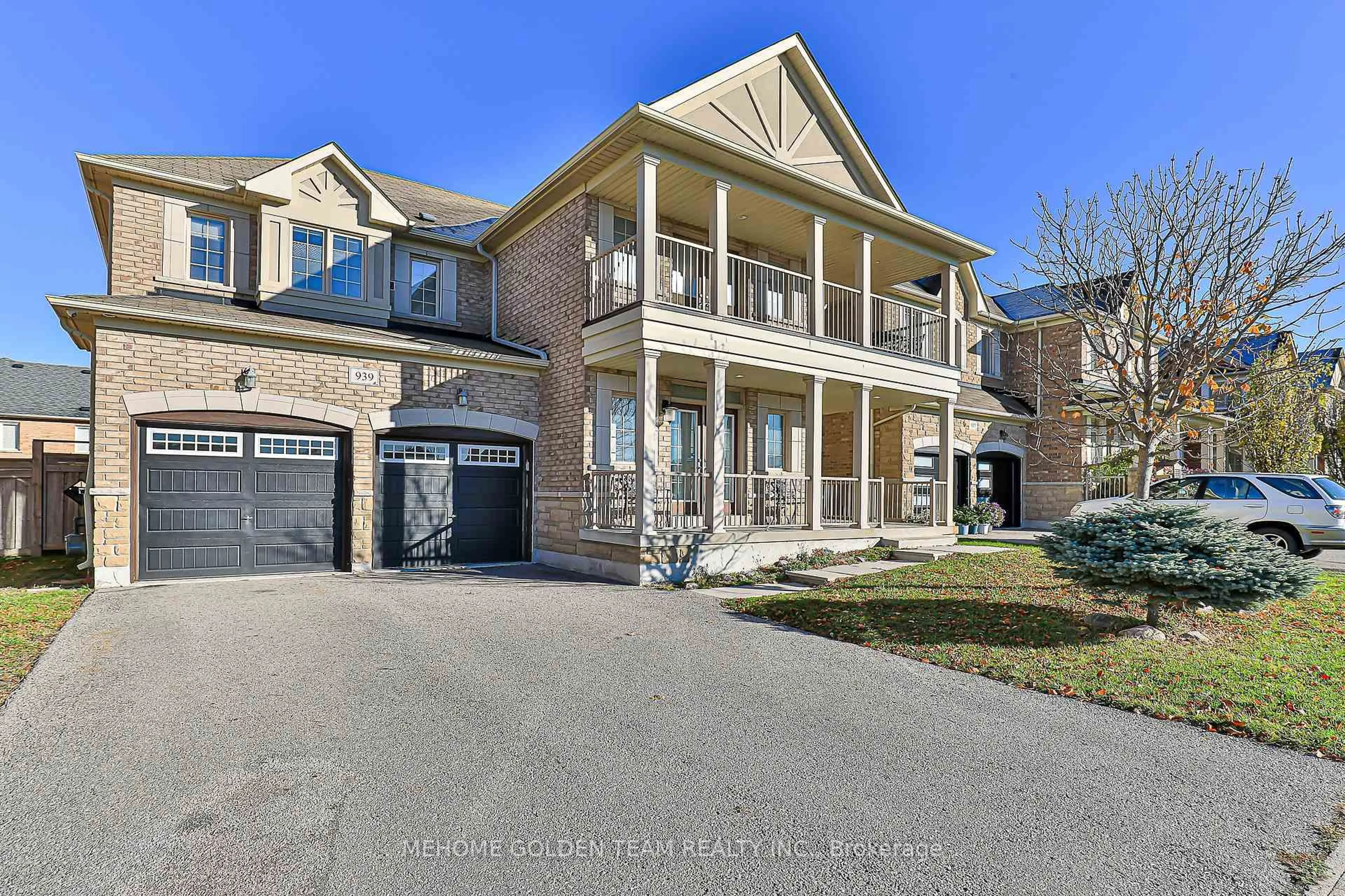 Home with brick exterior material, street for 939 Memorial Circ, Newmarket Ontario L3X 0B5