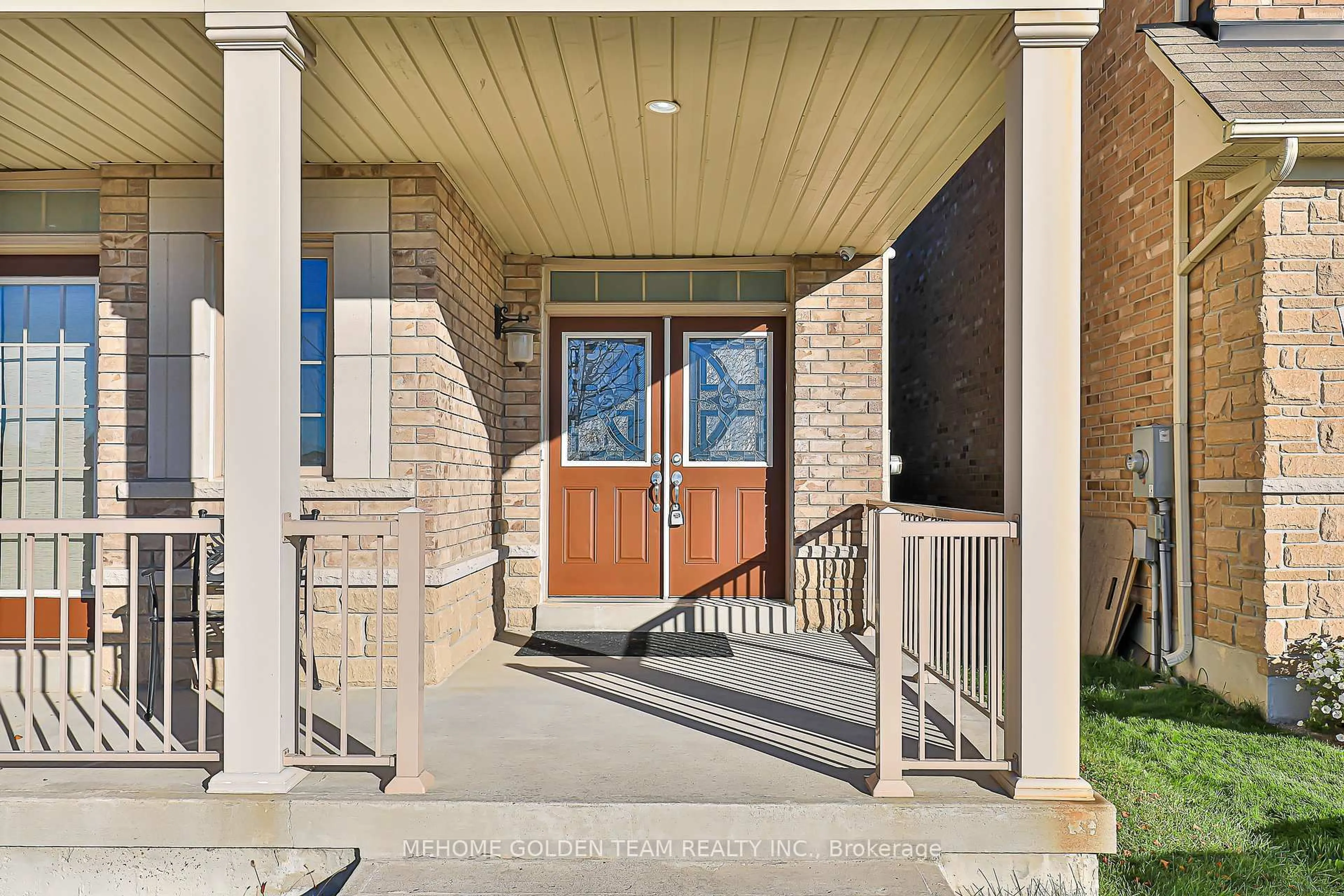 Indoor entryway for 939 Memorial Circ, Newmarket Ontario L3X 0B5