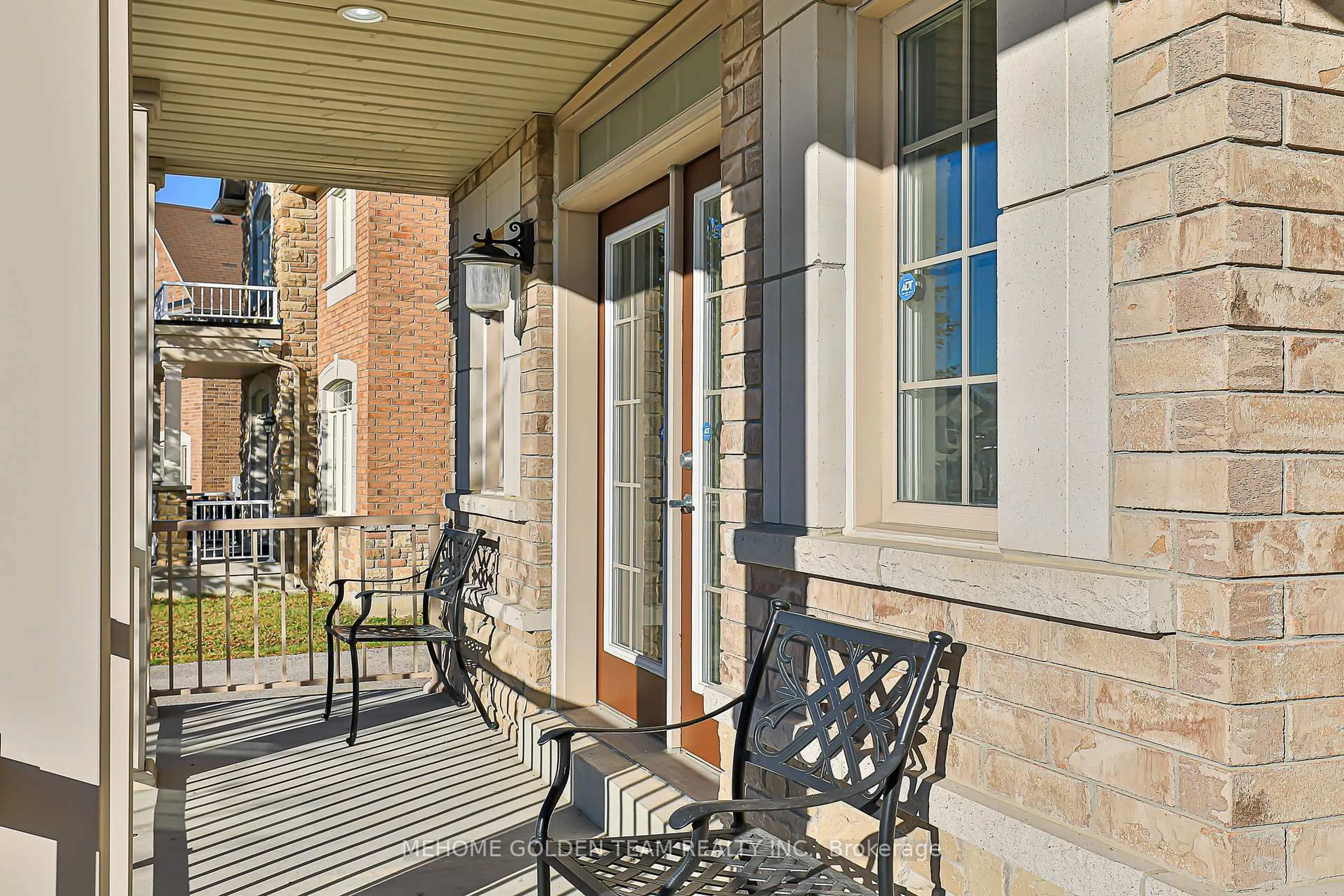 Patio, street for 939 Memorial Circ, Newmarket Ontario L3X 0B5