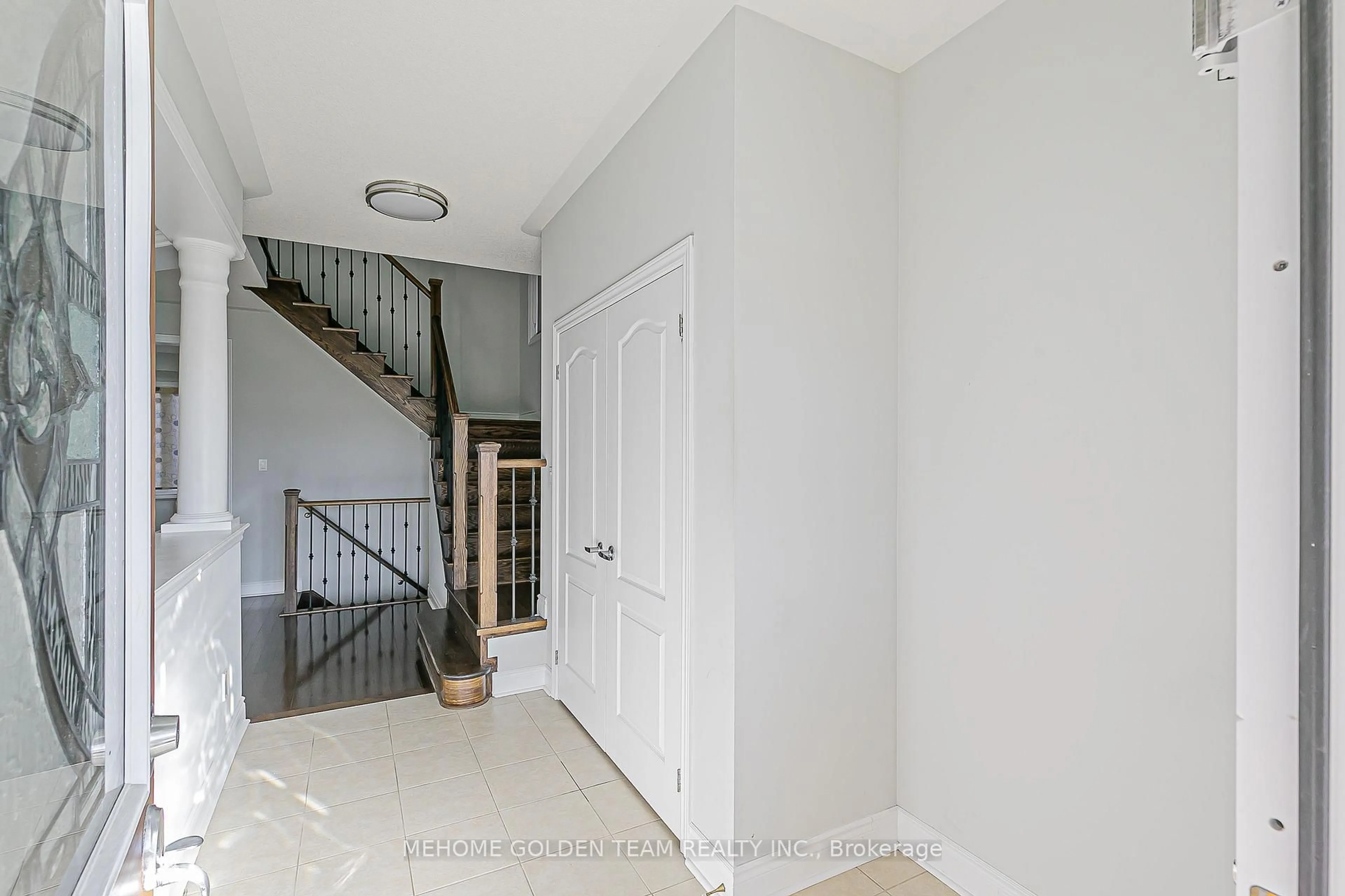 Indoor entryway for 939 Memorial Circ, Newmarket Ontario L3X 0B5