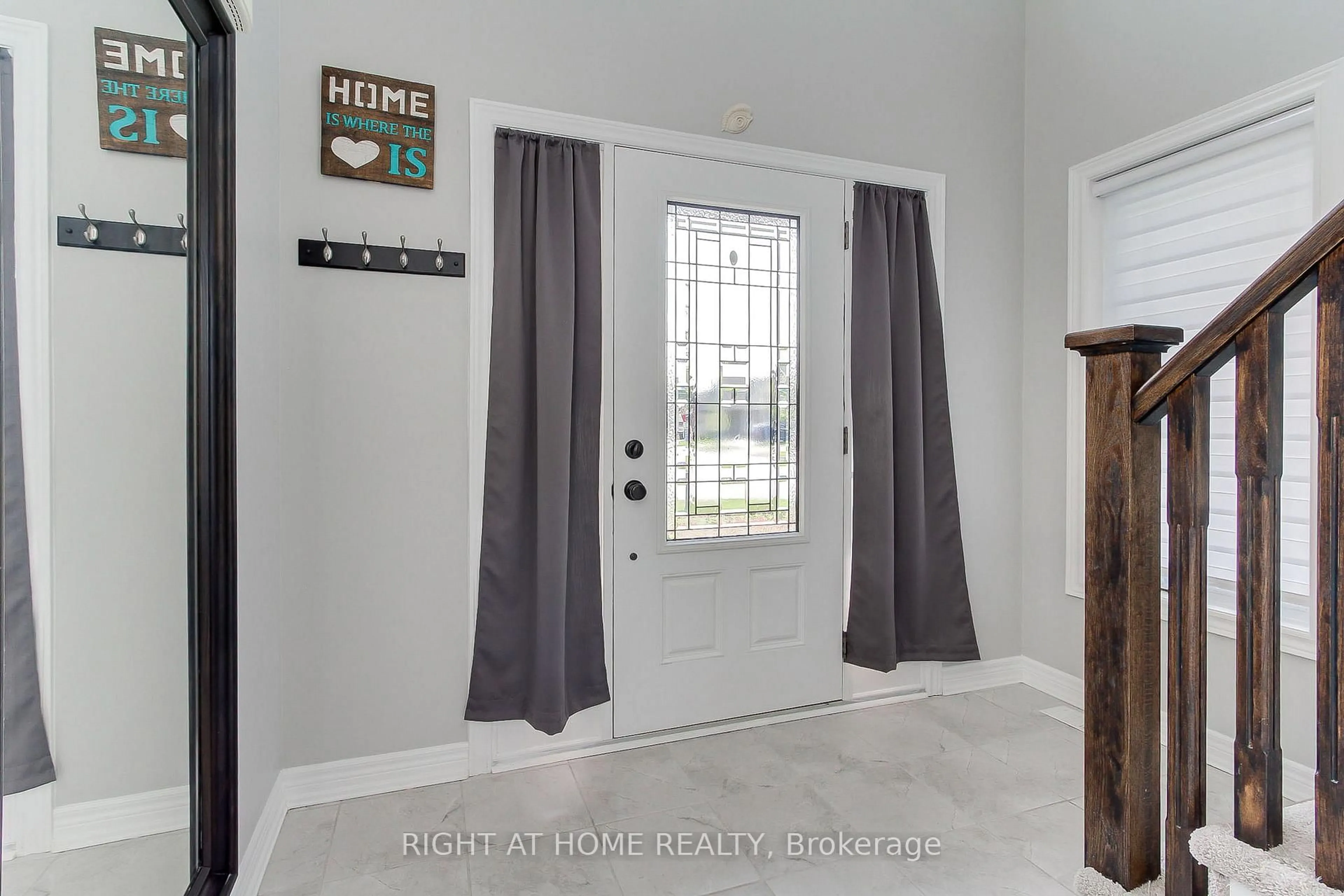 Indoor entryway for 58 Carleton Tr, New Tecumseth Ontario L0G 1A0