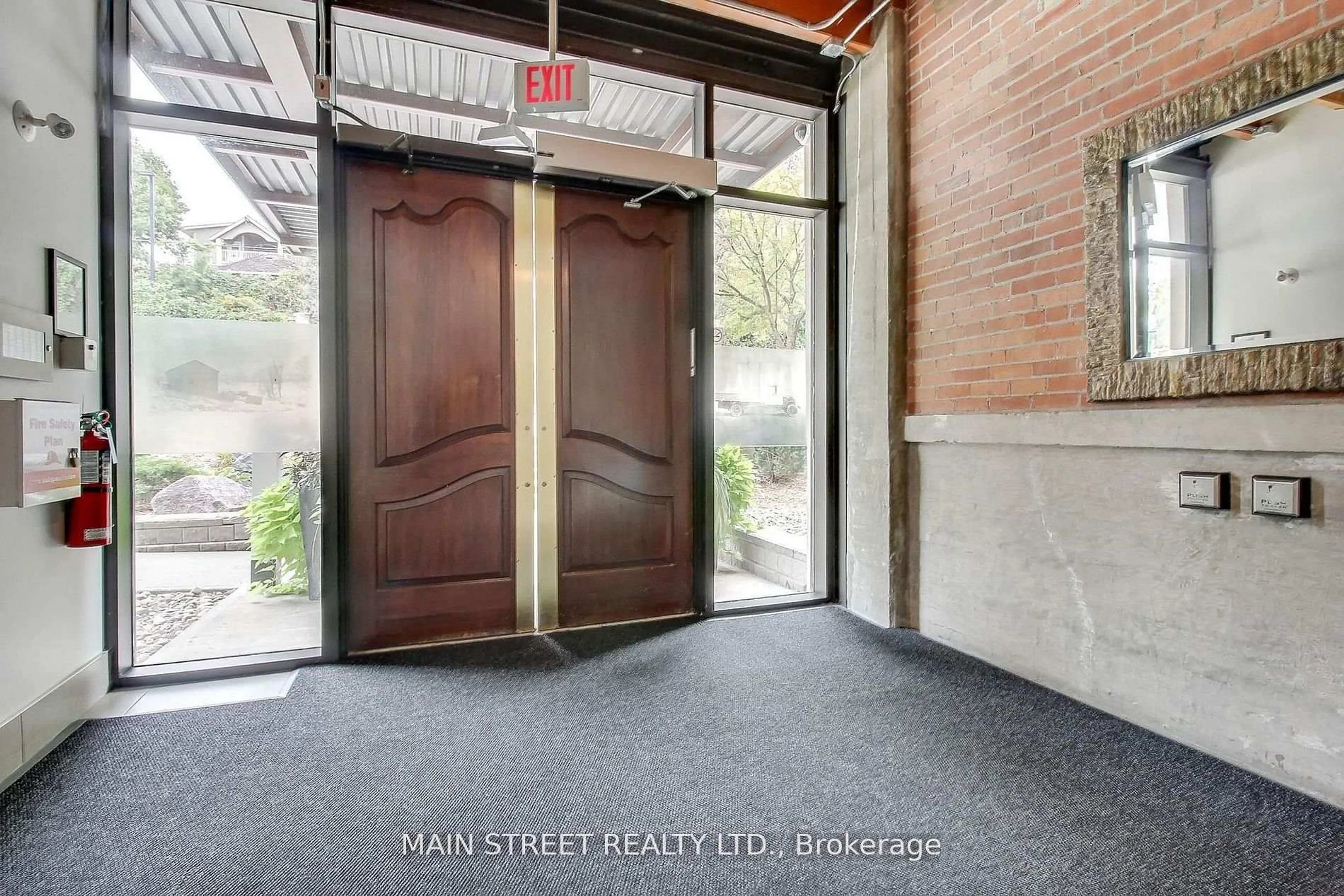 Indoor foyer for 543 Timothy St #310, Newmarket Ontario L3Y 1R1