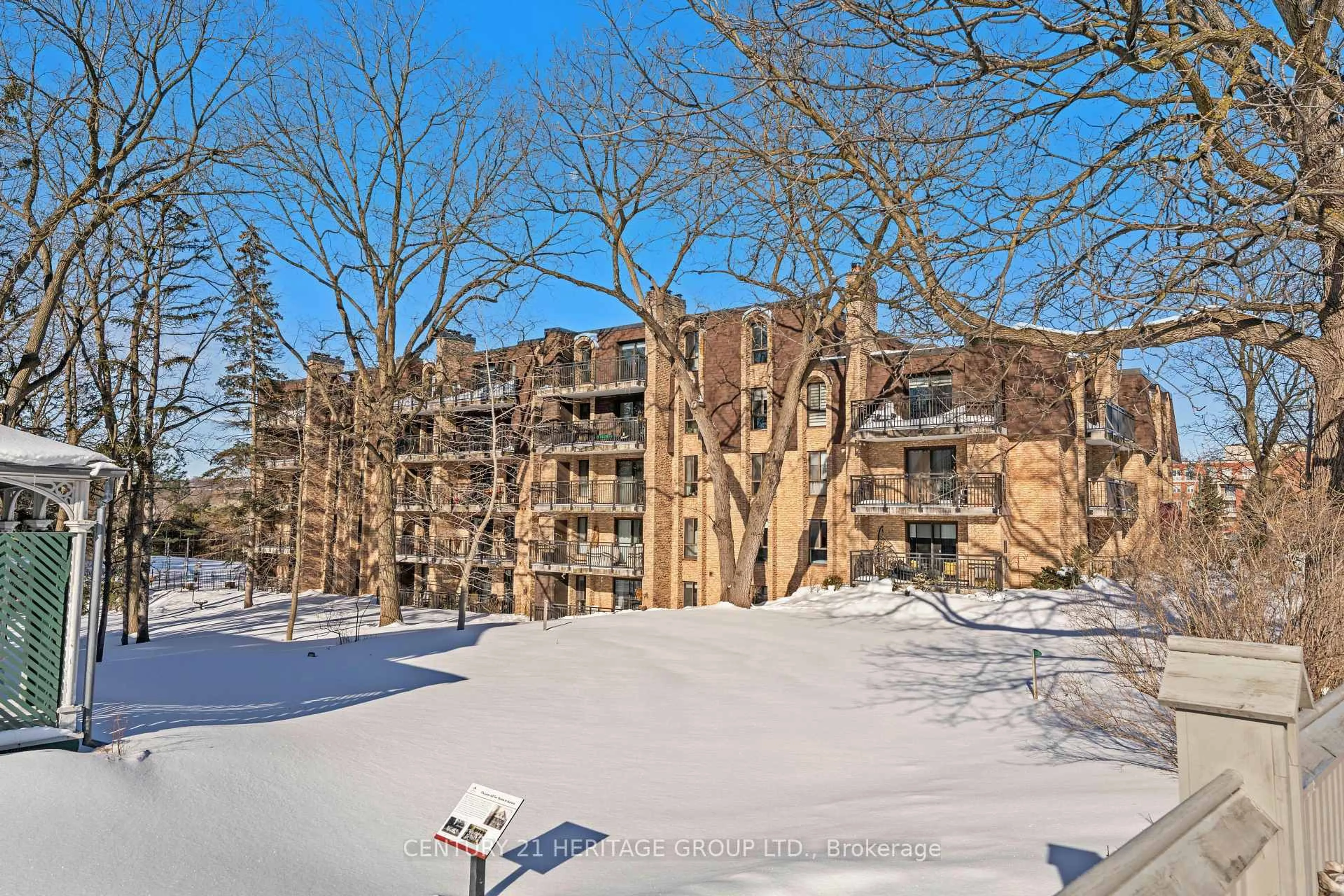 A pic from outside/outdoor area/front of a property/back of a property/a pic from drone, unknown for 15390 Yonge St #PH 1, Aurora Ontario L4G 1N8