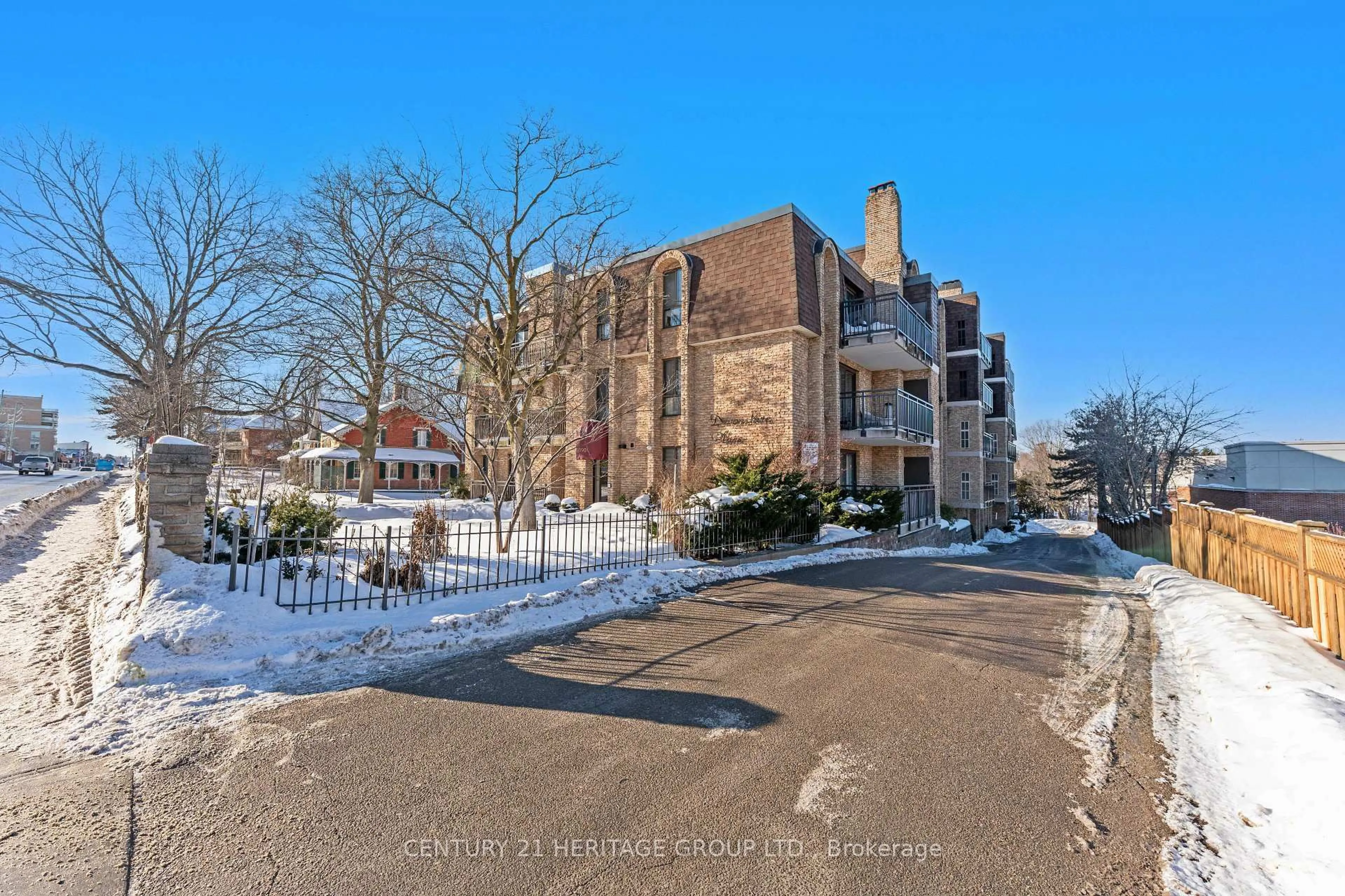 A pic from outside/outdoor area/front of a property/back of a property/a pic from drone, street for 15390 Yonge St #PH 1, Aurora Ontario L4G 1N8