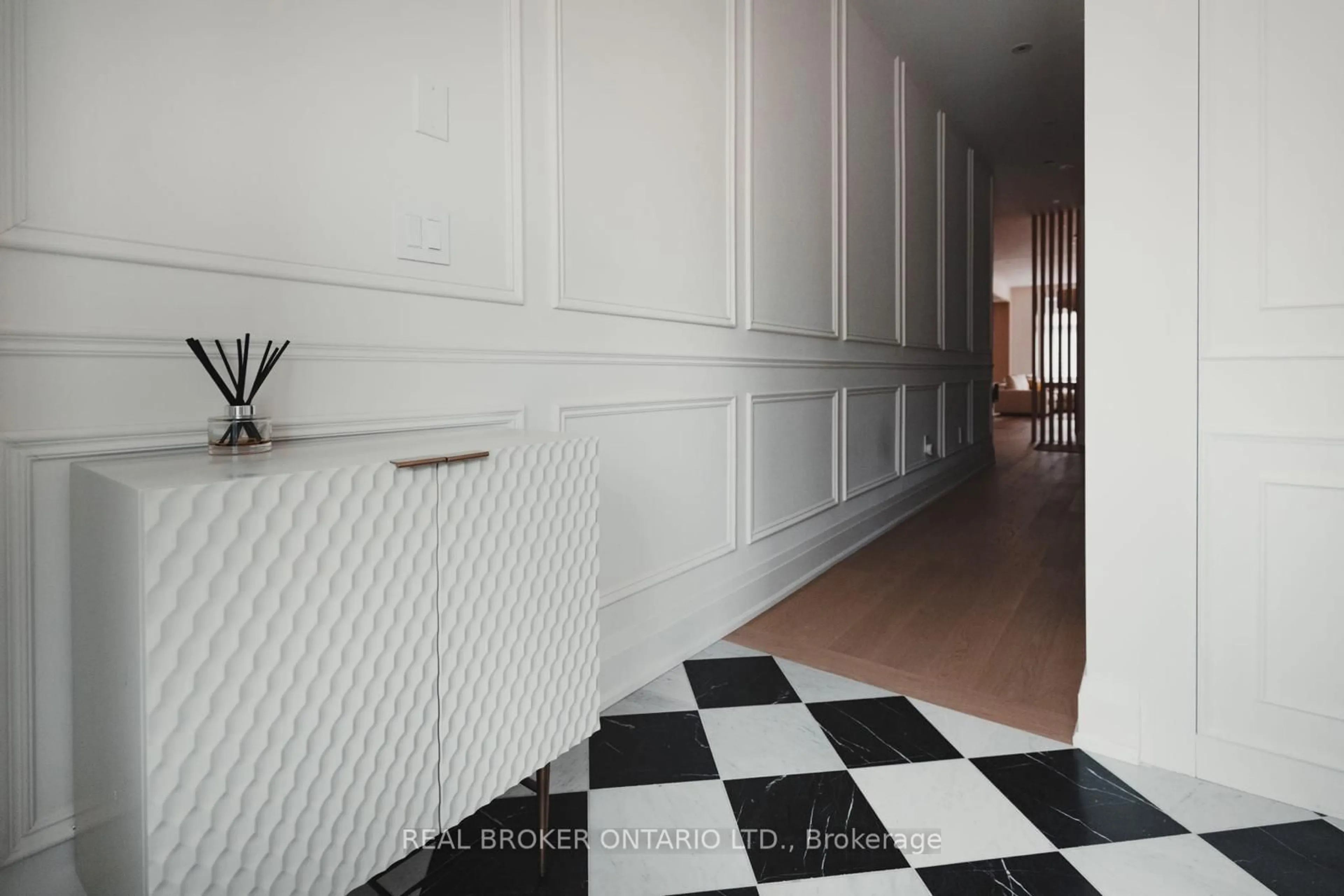 Indoor foyer for 34 Meteorite St, Richmond Hill Ontario L4C 4M9