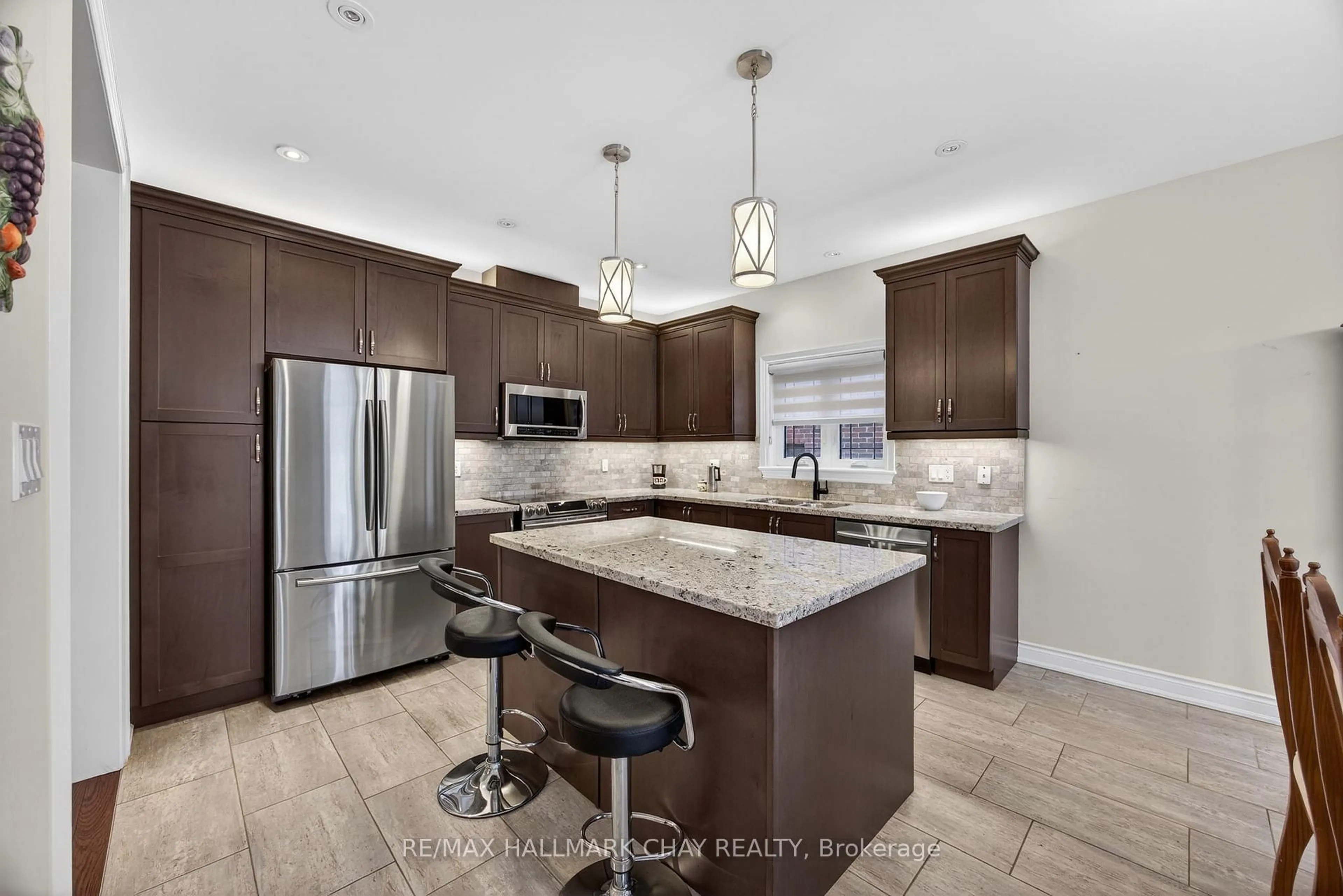 Open concept kitchen, ceramic/tile floor for 101 Gardiner Dr, Bradford West Gwillimbury Ontario L3Z 3G2