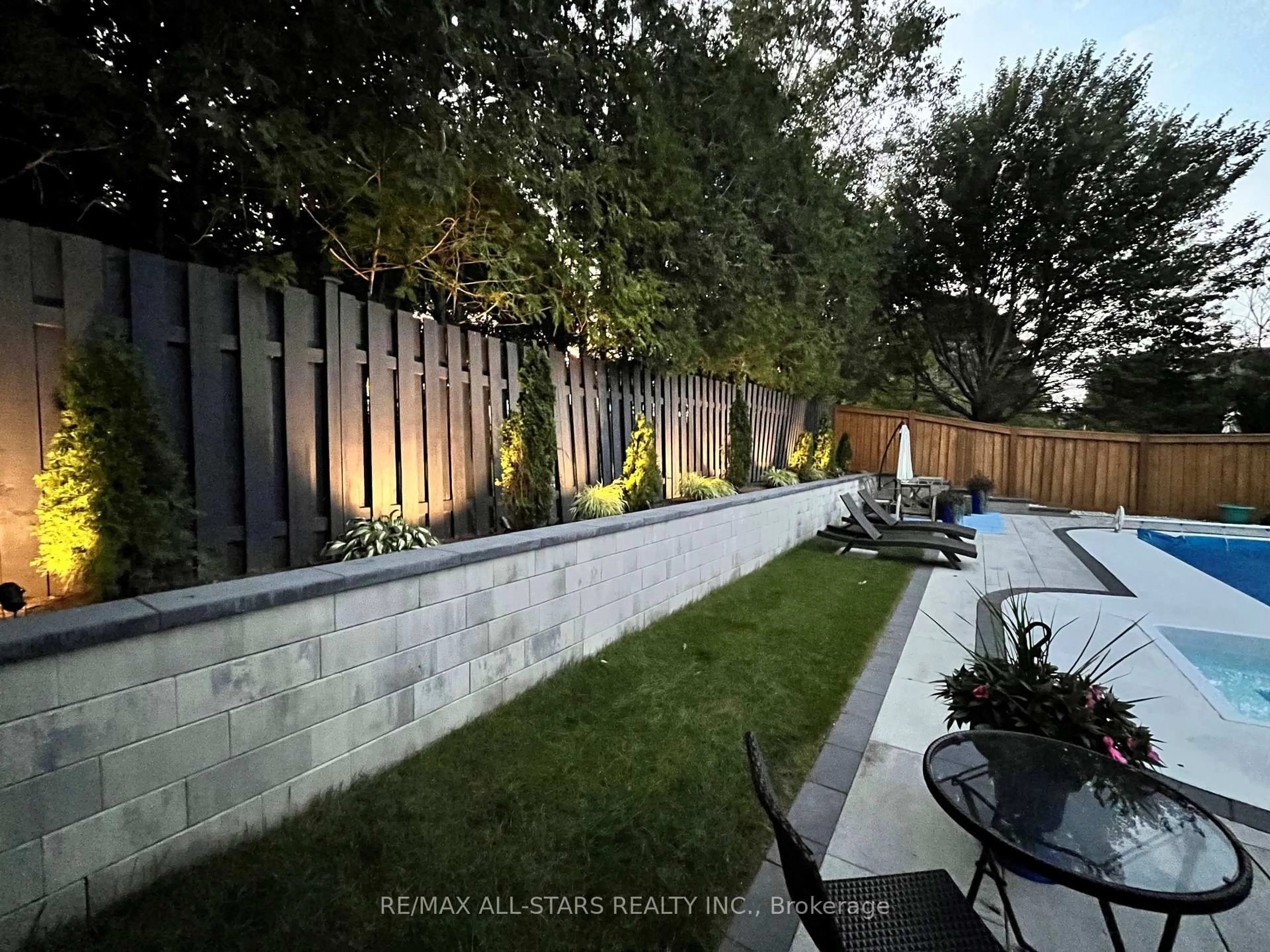 Patio, street for 43 Mcguire Cres, Uxbridge Ontario L9P 1V4