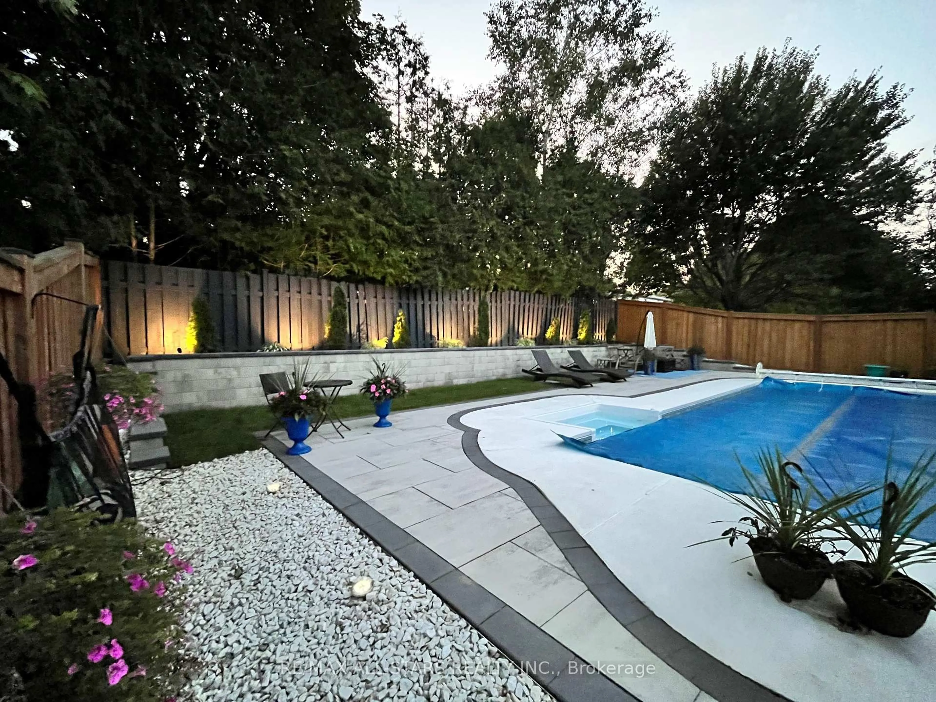 Patio, street for 43 Mcguire Cres, Uxbridge Ontario L9P 1V4