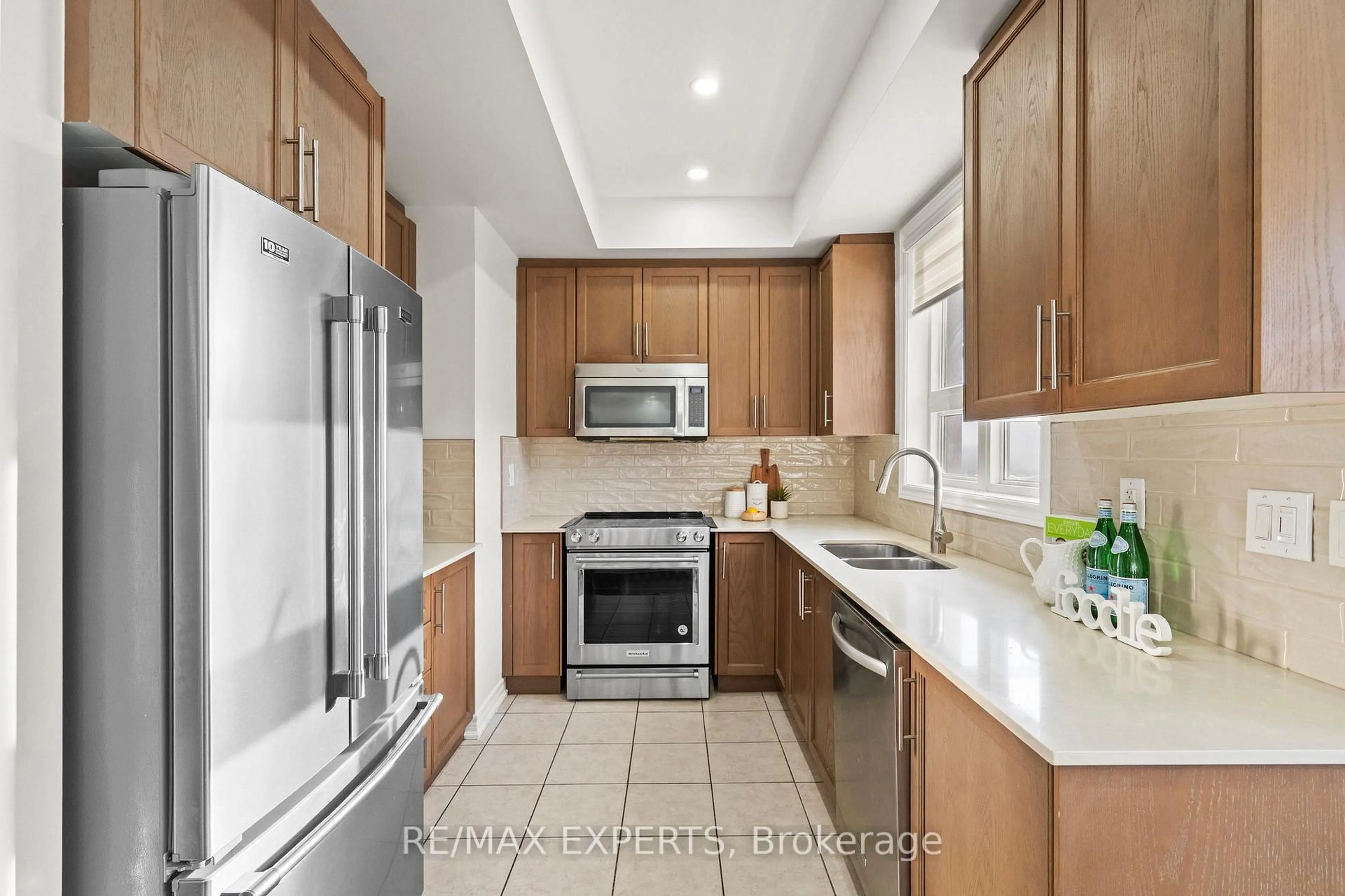 Standard kitchen, ceramic/tile floor for 125 Kayla Cres #16, Vaughan Ontario L6A 4G5