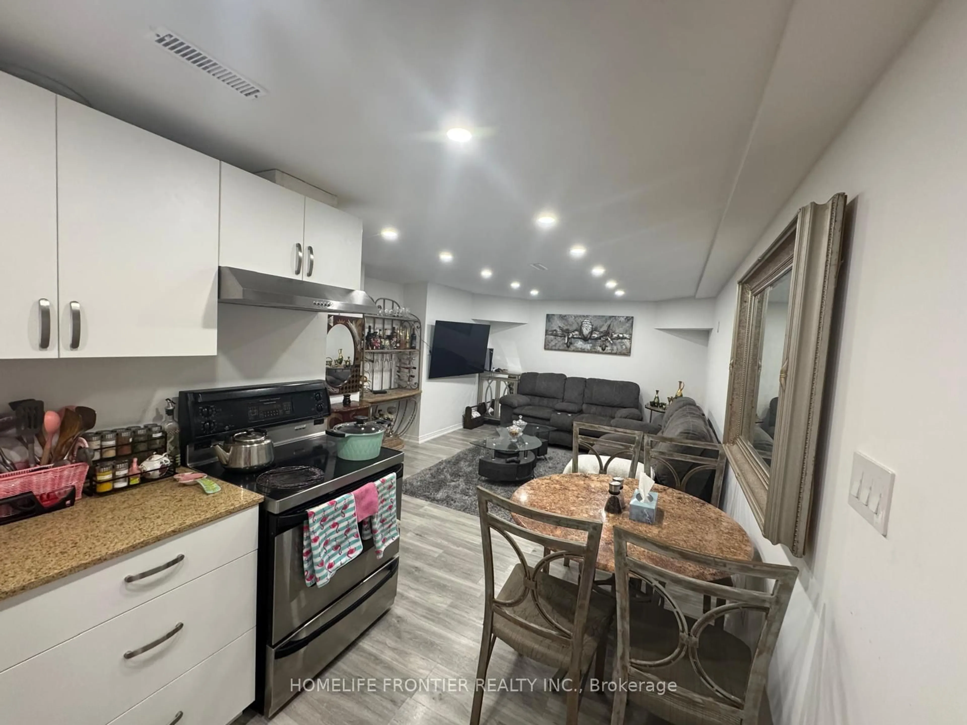 Open concept kitchen, unknown for 39 Camrose Dr, Georgina Ontario L4P 3L6