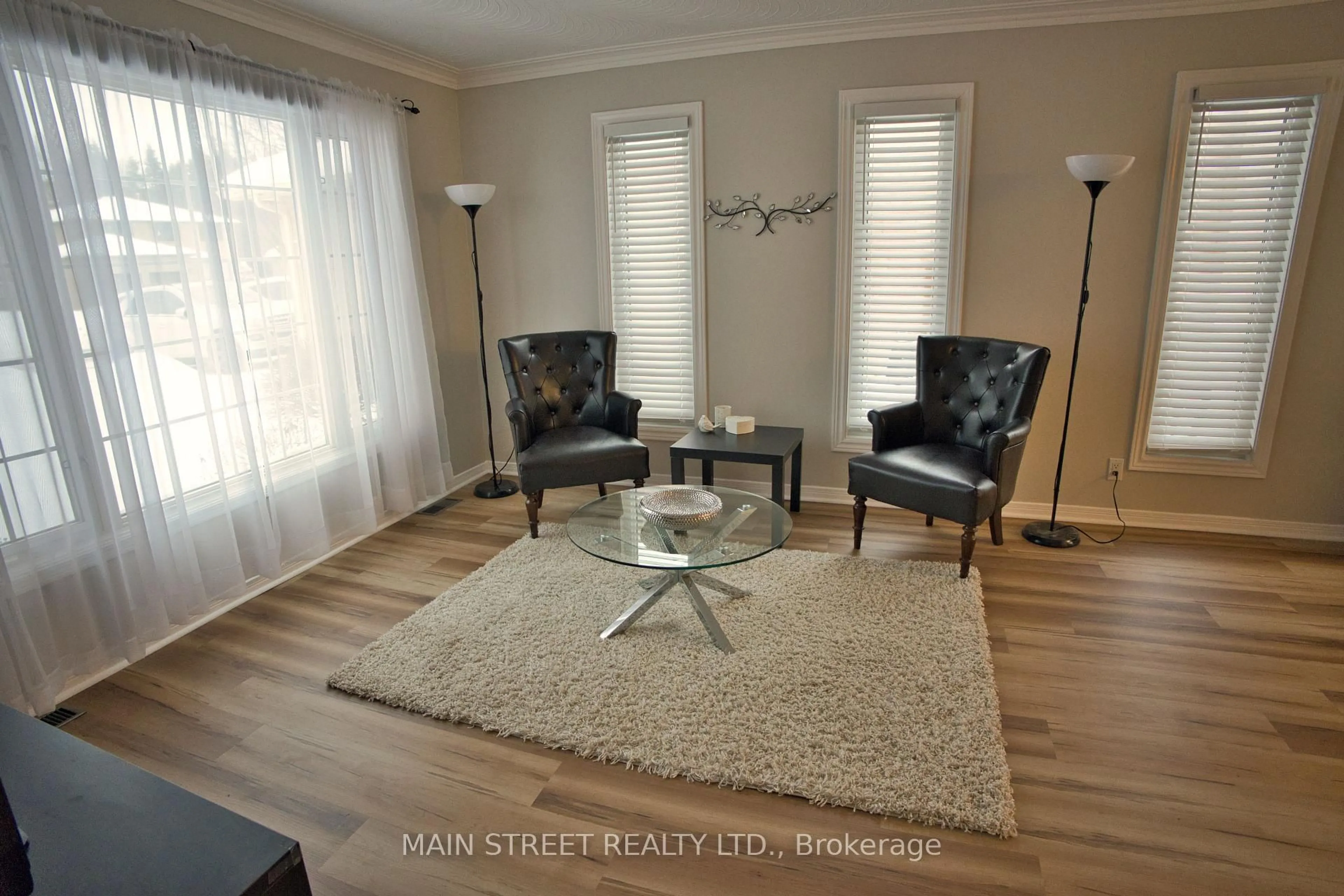 Living room with furniture, unknown for 22 Royal Crt, Bradford West Gwillimbury Ontario L3Z 2P4