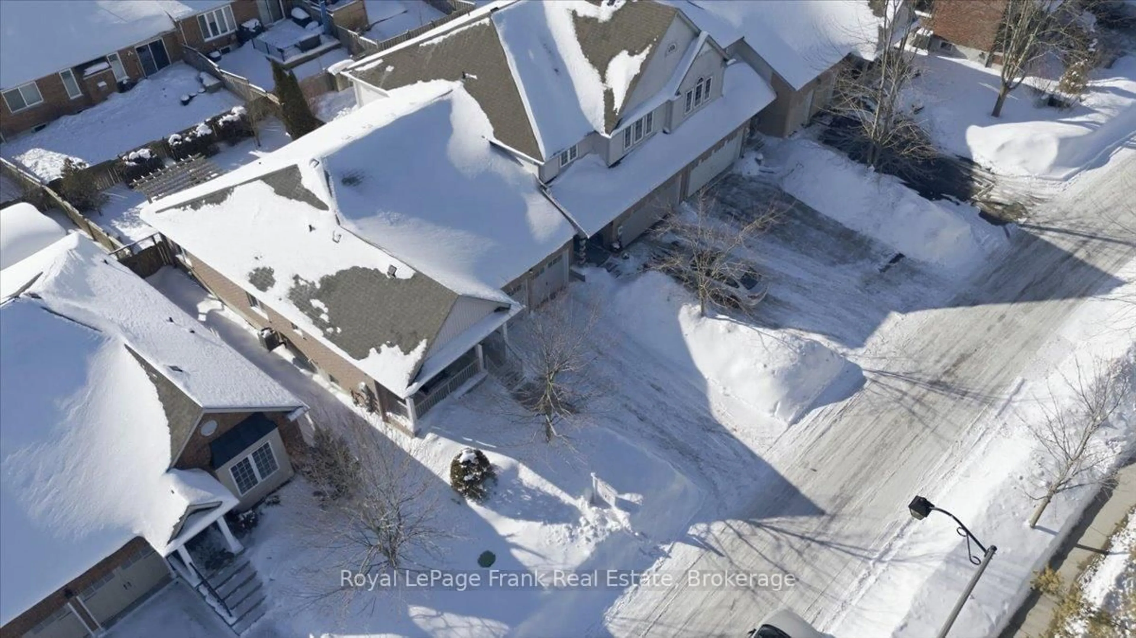 A pic from outside/outdoor area/front of a property/back of a property/a pic from drone, street for 25 Apple Tree Cres, Uxbridge Ontario L9P 2A7