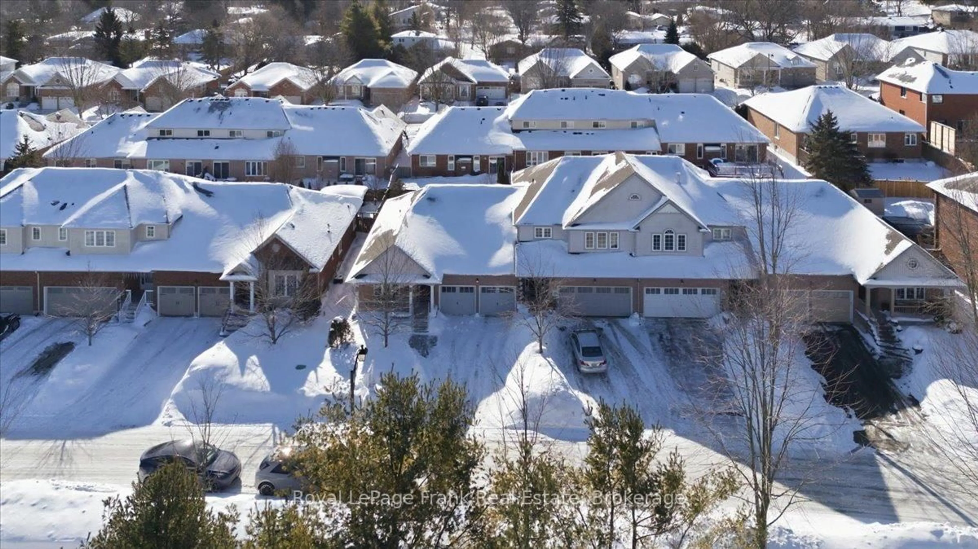 A pic from outside/outdoor area/front of a property/back of a property/a pic from drone, street for 25 Apple Tree Cres, Uxbridge Ontario L9P 2A7