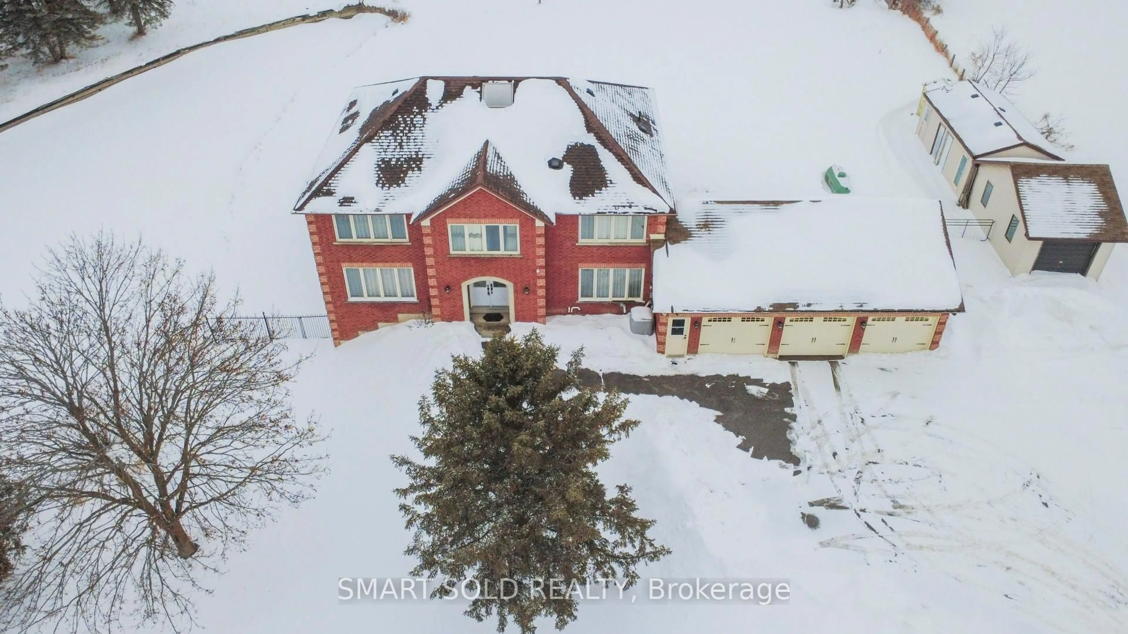 A pic from outside/outdoor area/front of a property/back of a property/a pic from drone, street for 1008 Mount Albert Rd, East Gwillimbury Ontario L0G 1V0
