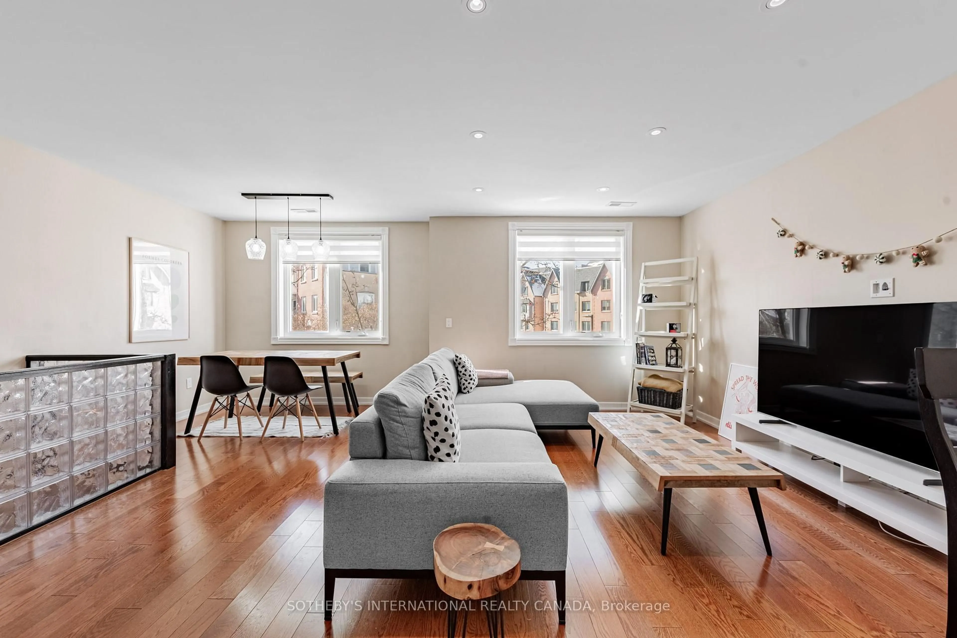 Living room with furniture, unknown for 75 Weldrick Rd #305, Richmond Hill Ontario L4C 0H9