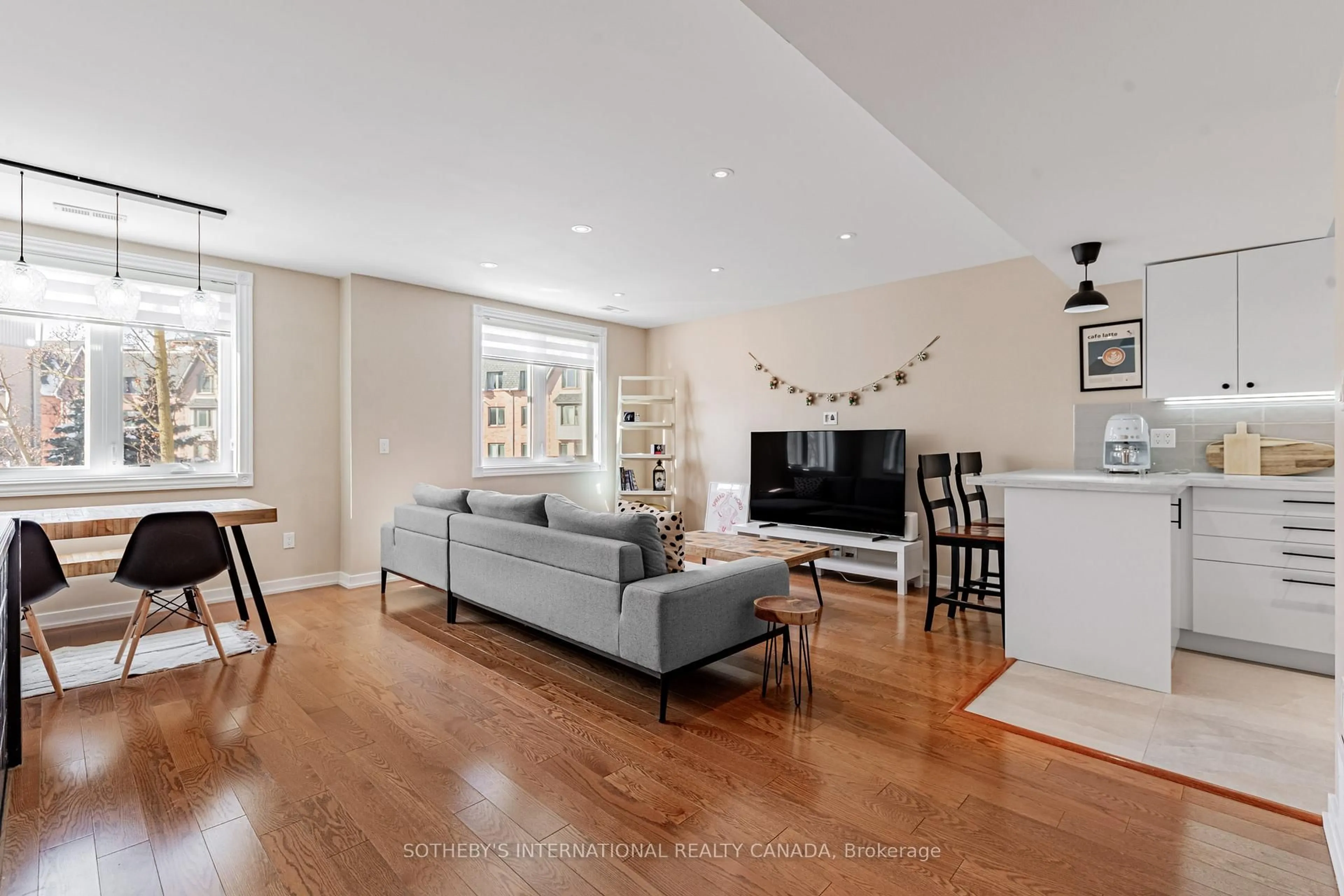 Living room with furniture, unknown for 75 Weldrick Rd #305, Richmond Hill Ontario L4C 0H9