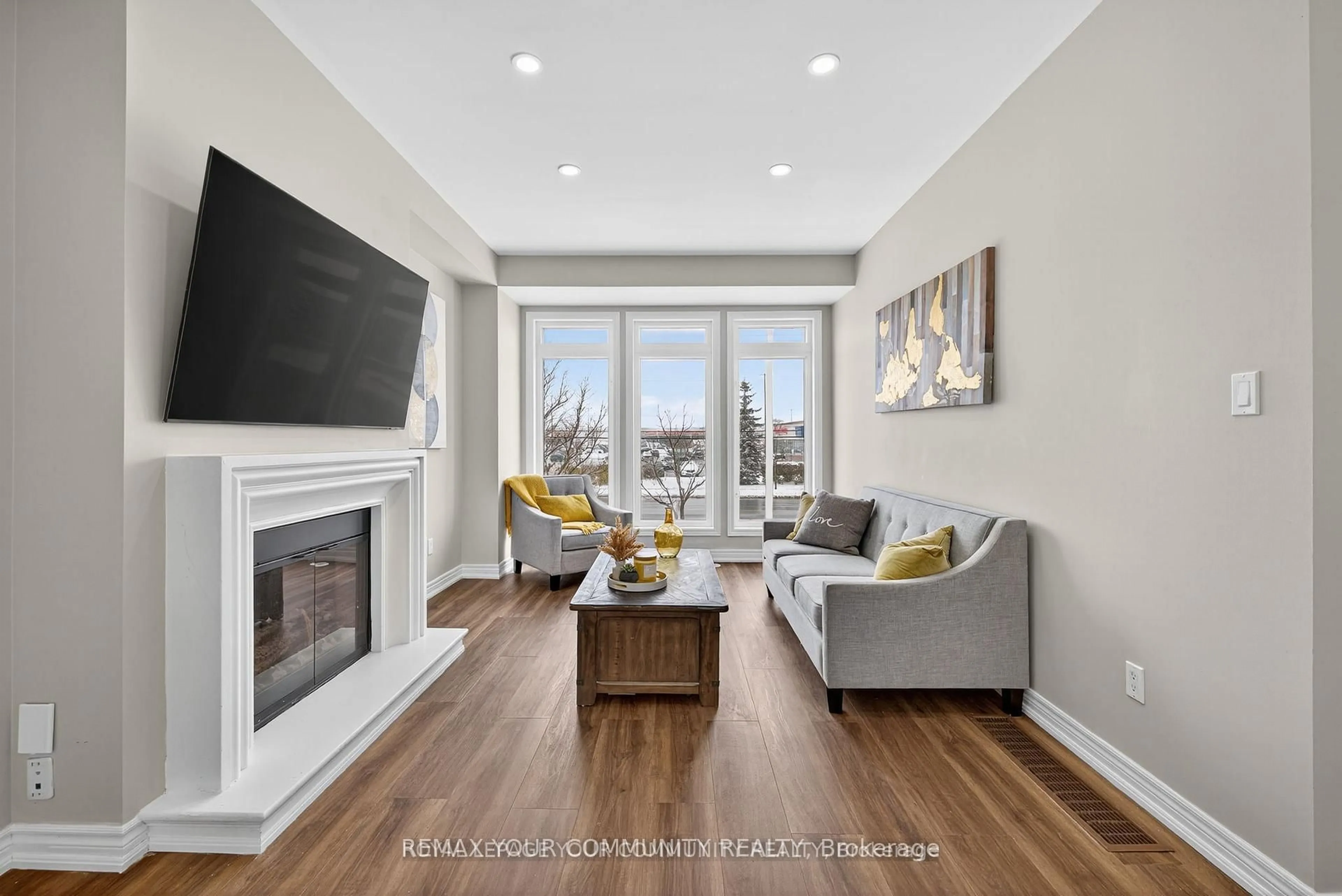 Living room with furniture, wood/laminate floor for 193 Zokol Dr, Aurora Ontario L4G 0B8