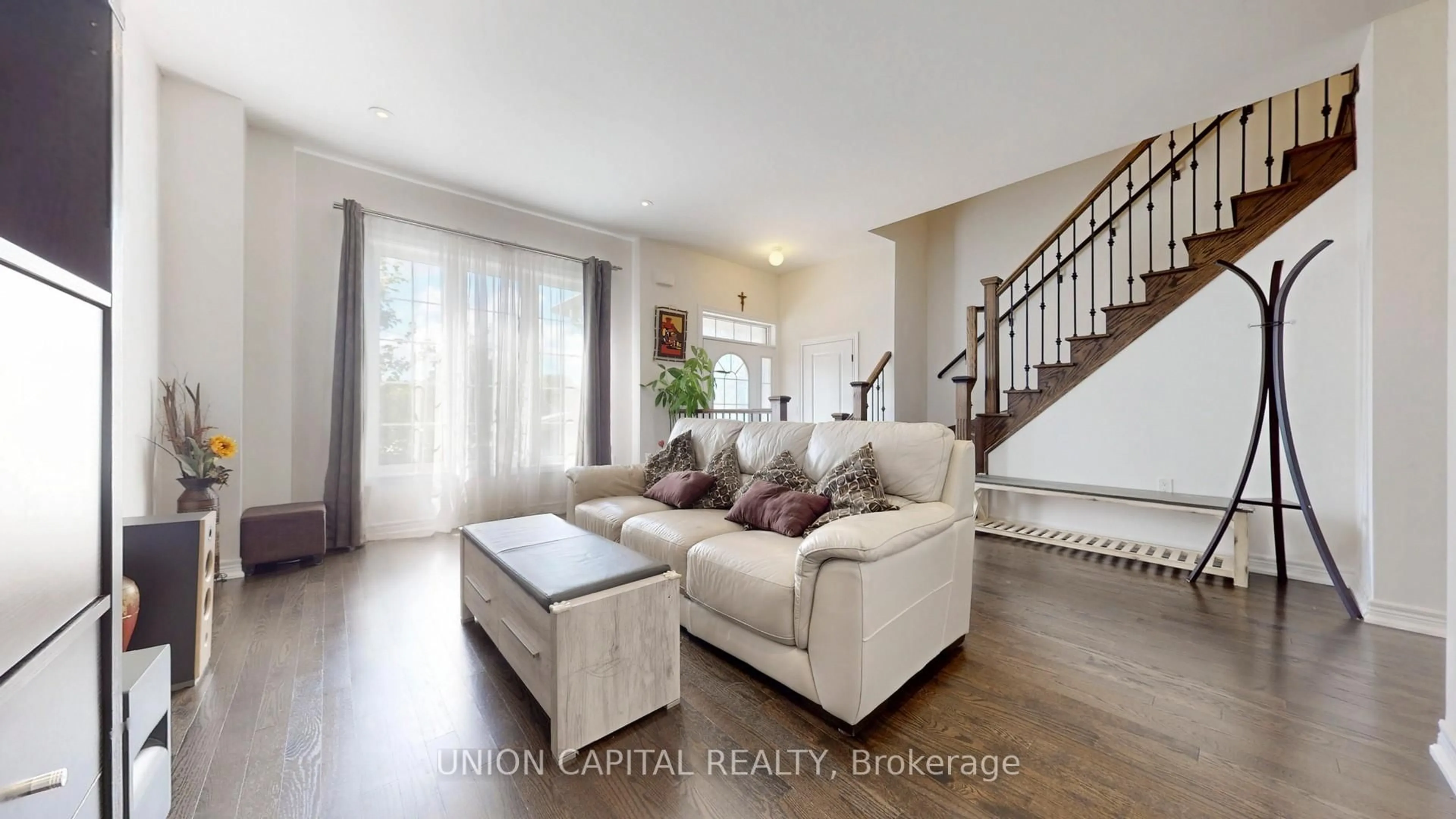 Living room with furniture, unknown for 8 Vita Stephanie Crt, Georgina Ontario L0E 1R0