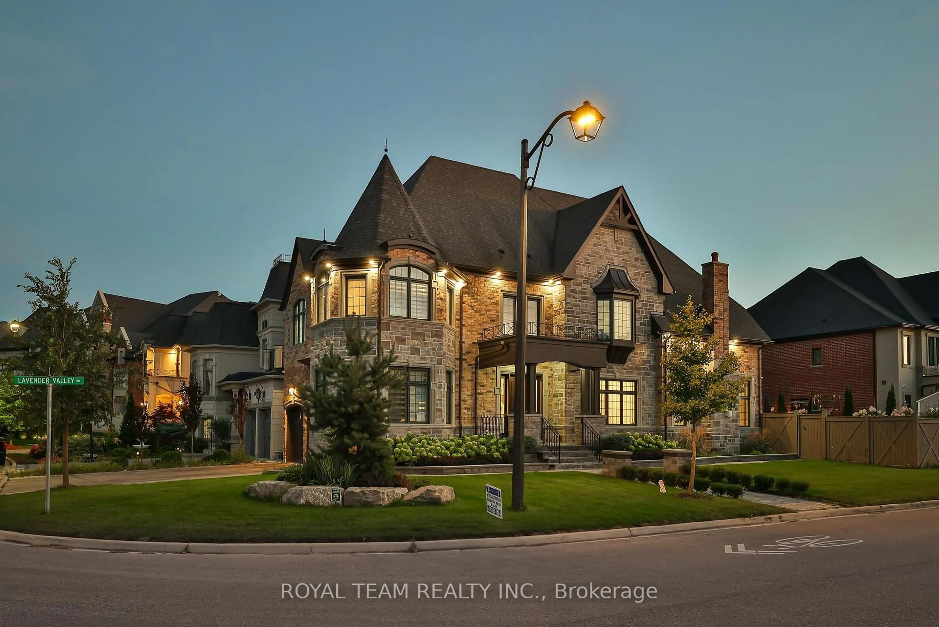 Home with brick exterior material, unknown for 1 Ria Crt, King Ontario L7B 0B9