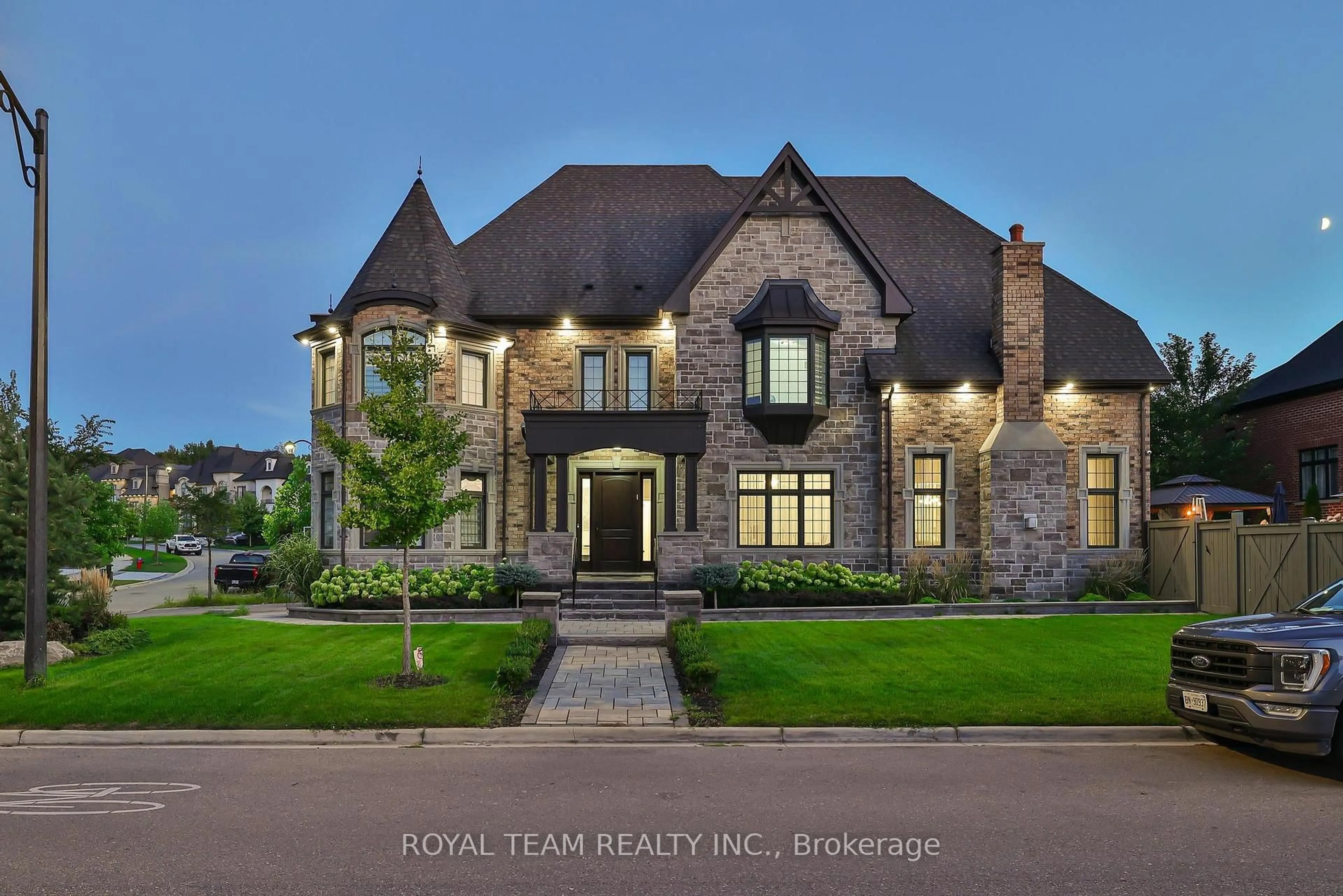 Home with brick exterior material, unknown for 1 Ria Crt, King Ontario L7B 0B9