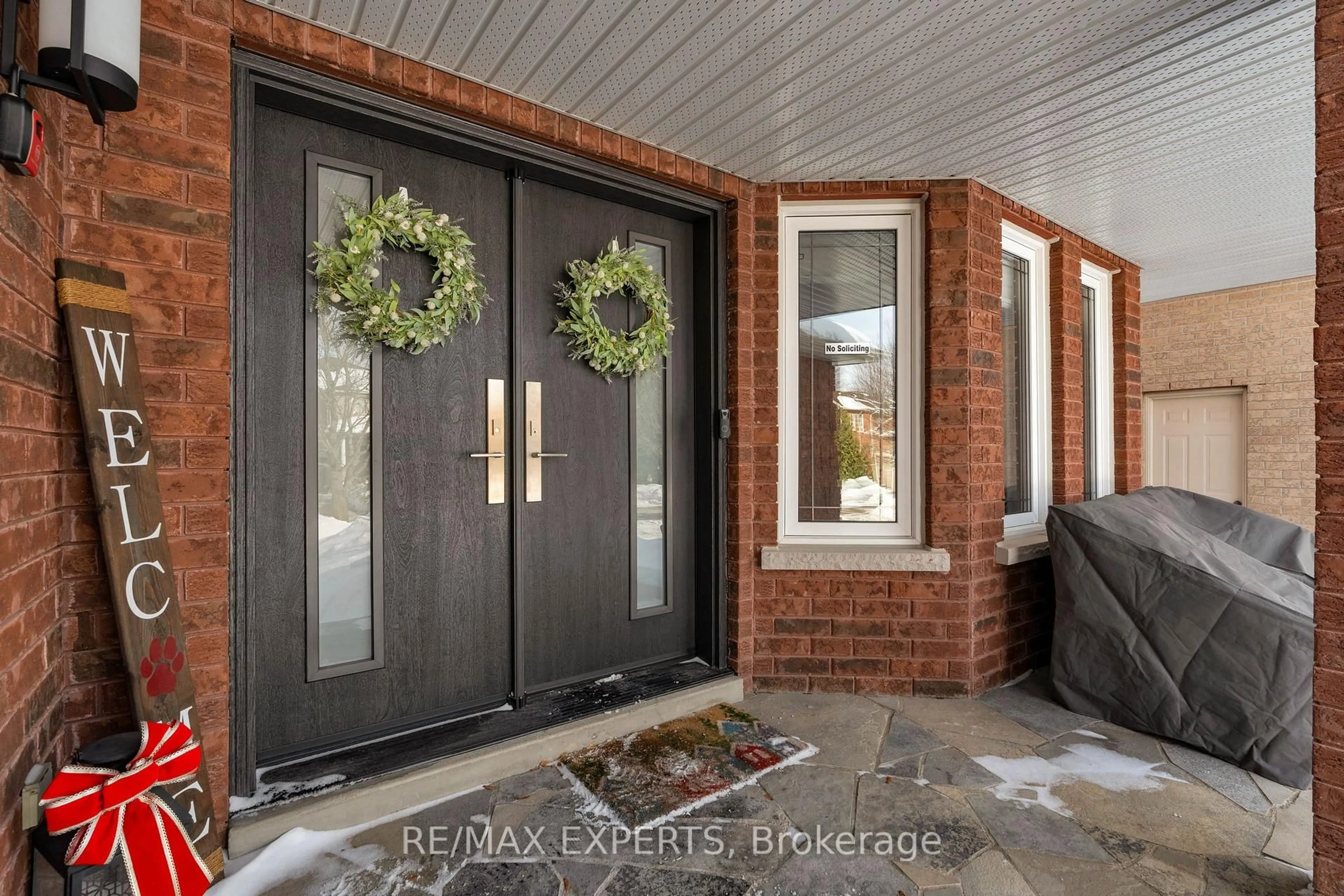 Indoor entryway for 30 Taylor Crt, Bradford West Gwillimbury Ontario L3Z 3J1