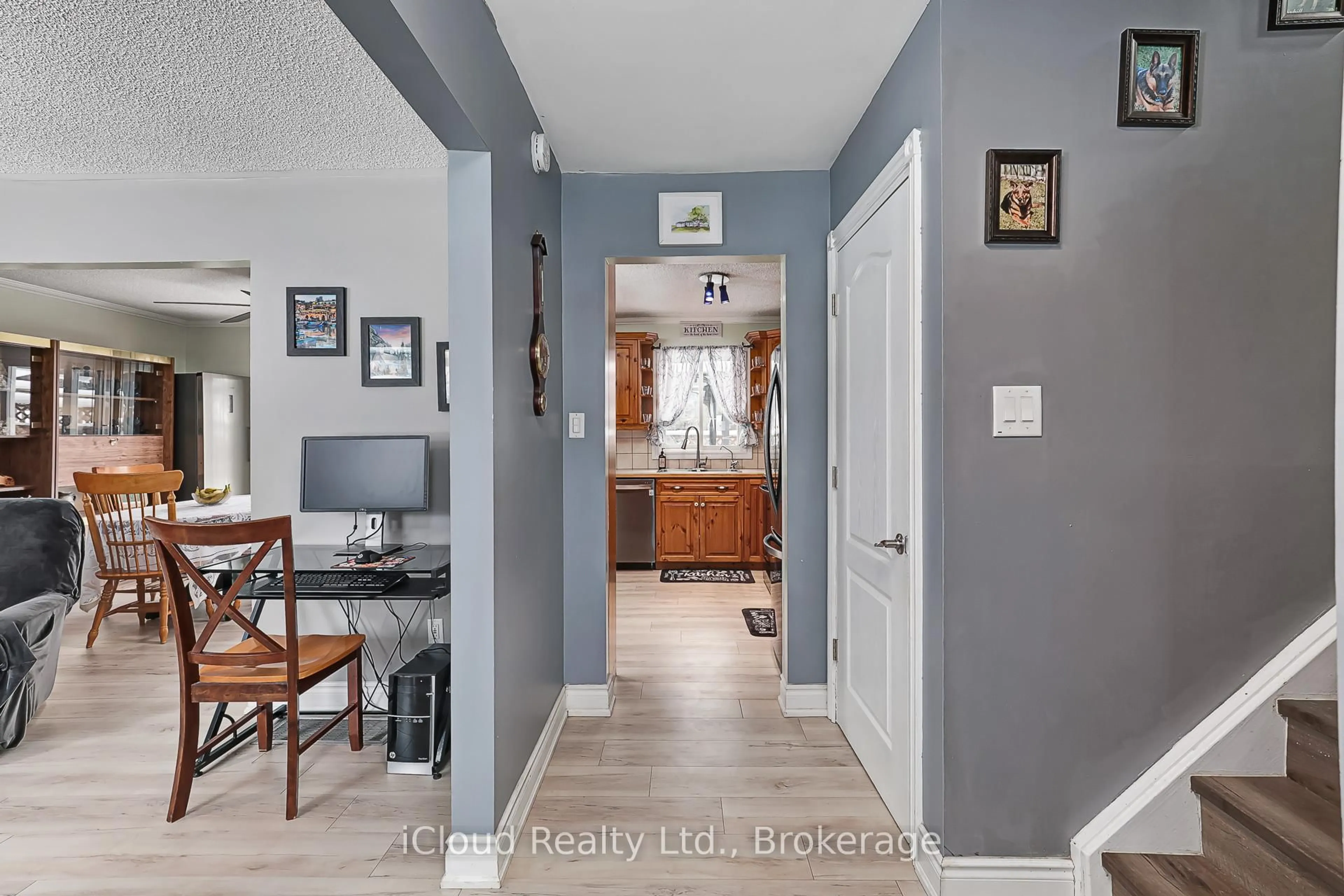 Indoor entryway for 135 King St, Adjala-Tosorontio Ontario L0M 1M0