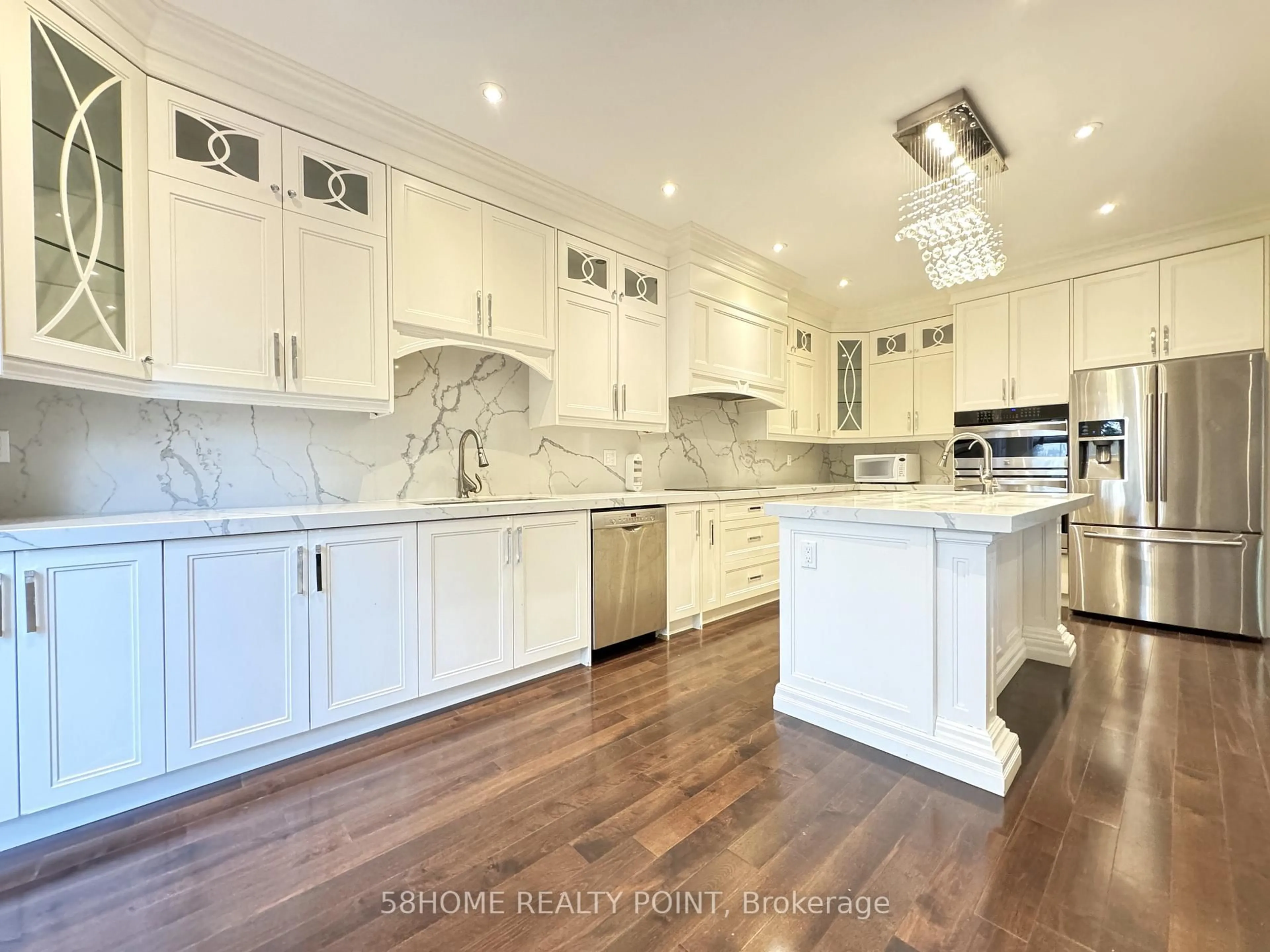 Open concept kitchen, ceramic/tile floor for 27 Brackenwood Ave, Richmond Hill Ontario L4S 2P5