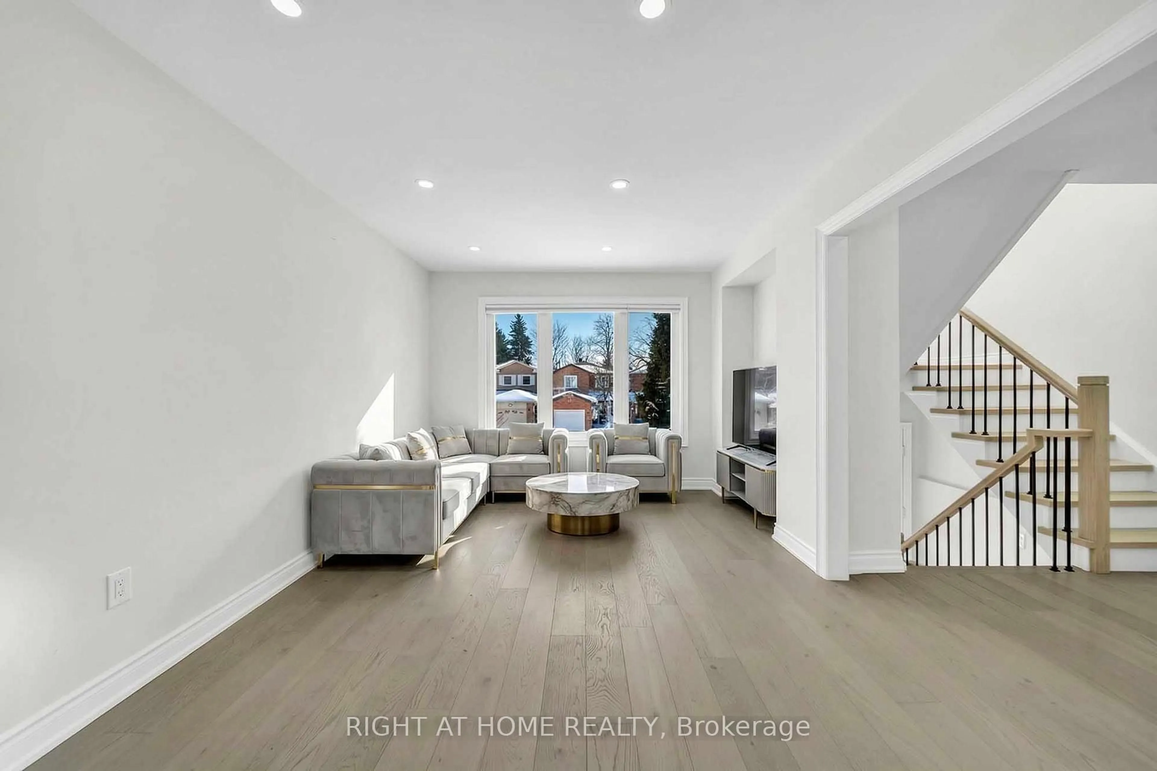 Unknown for 82 Swinton Cres, Vaughan Ontario L4J 3V5