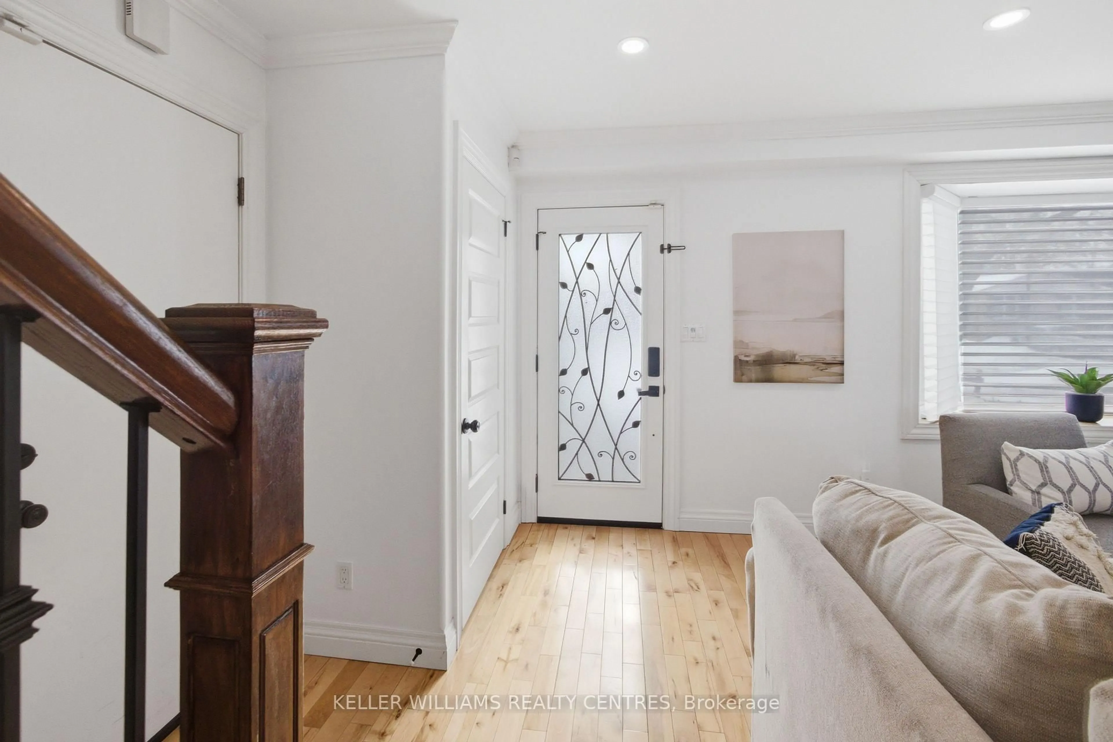 Indoor entryway for 469 Dixon Blvd, Newmarket Ontario L3Y 5C9