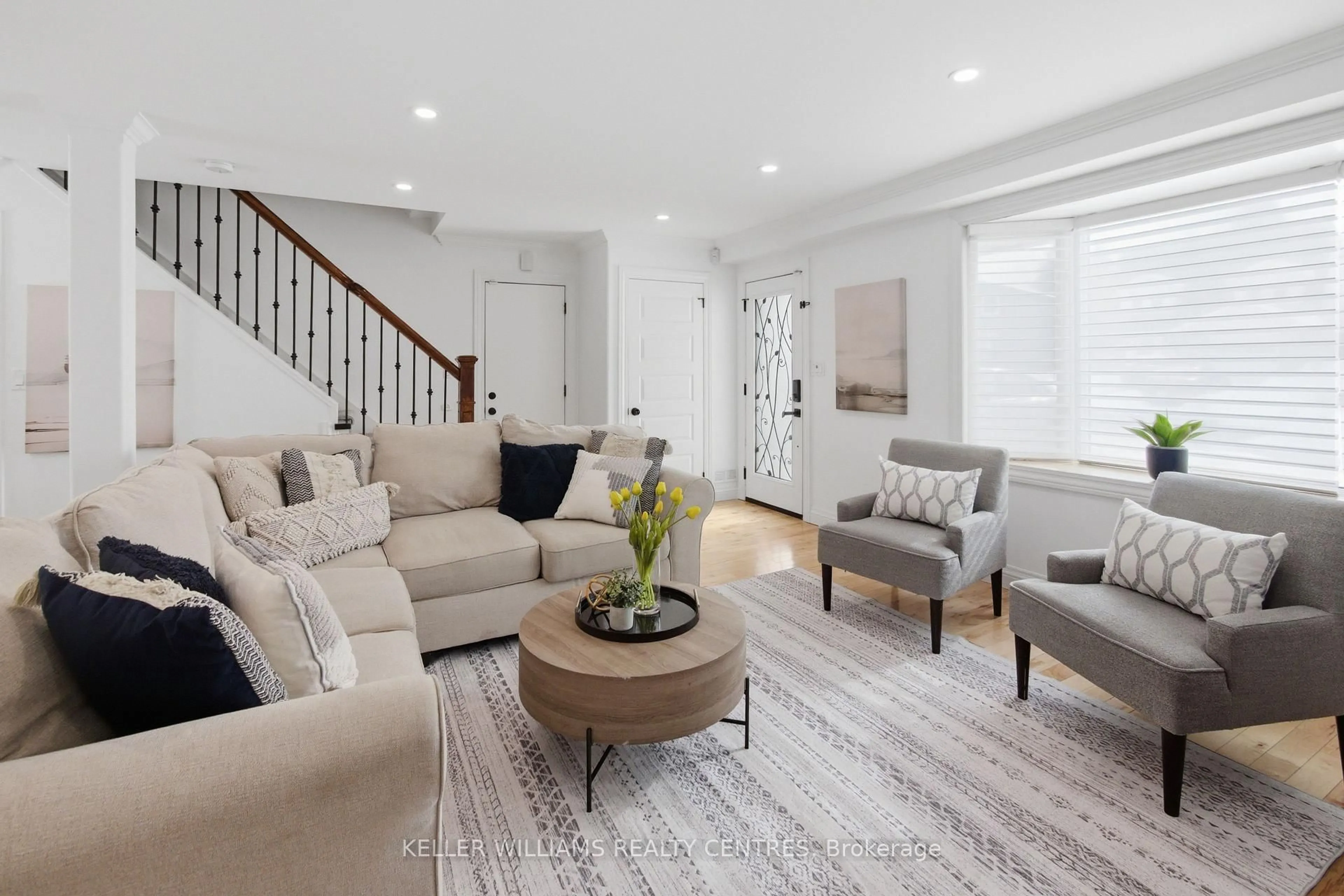 Living room with furniture, unknown for 469 Dixon Blvd, Newmarket Ontario L3Y 5C9