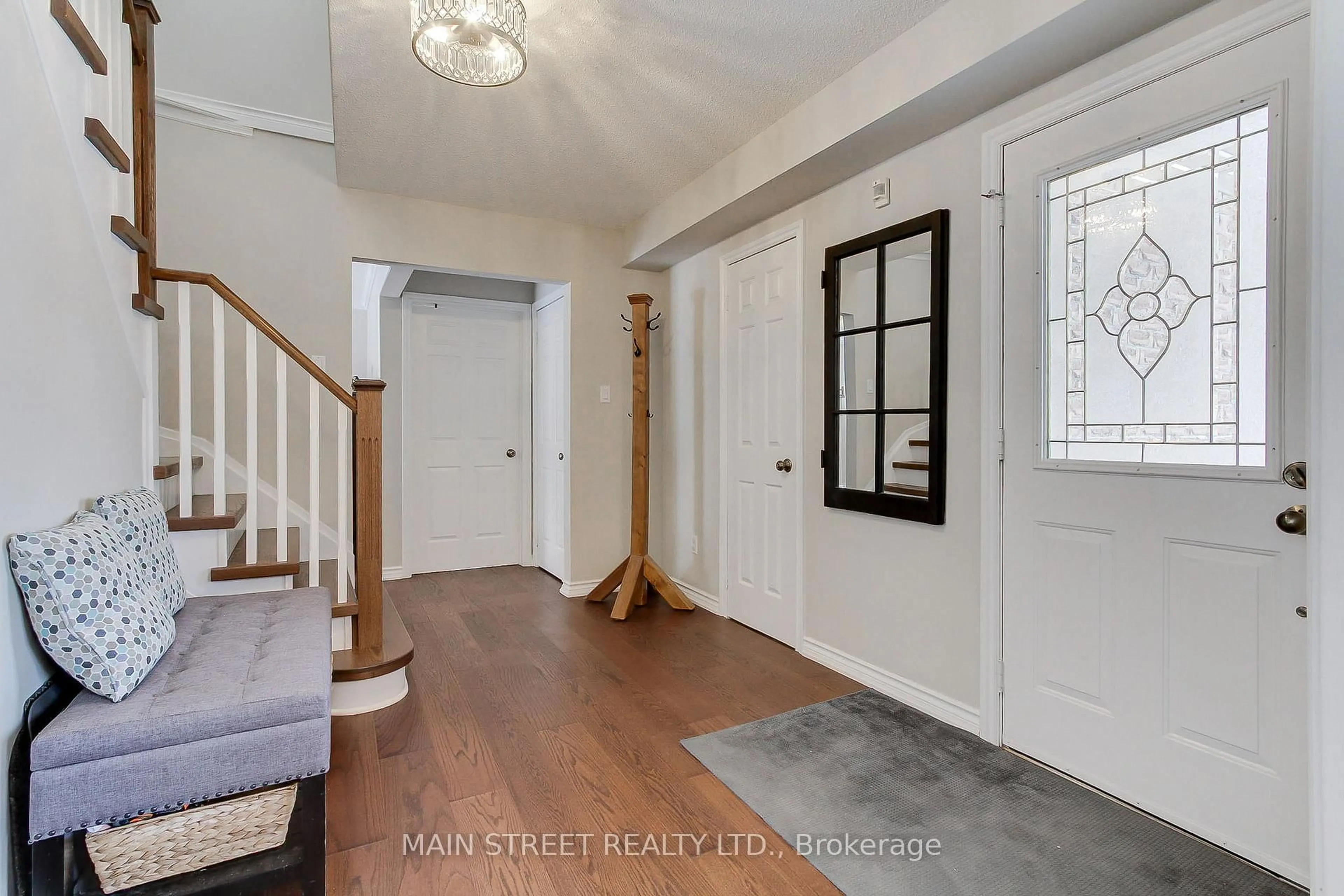 Indoor entryway for 369 Harewood Blvd, Newmarket Ontario L3Y 6S5