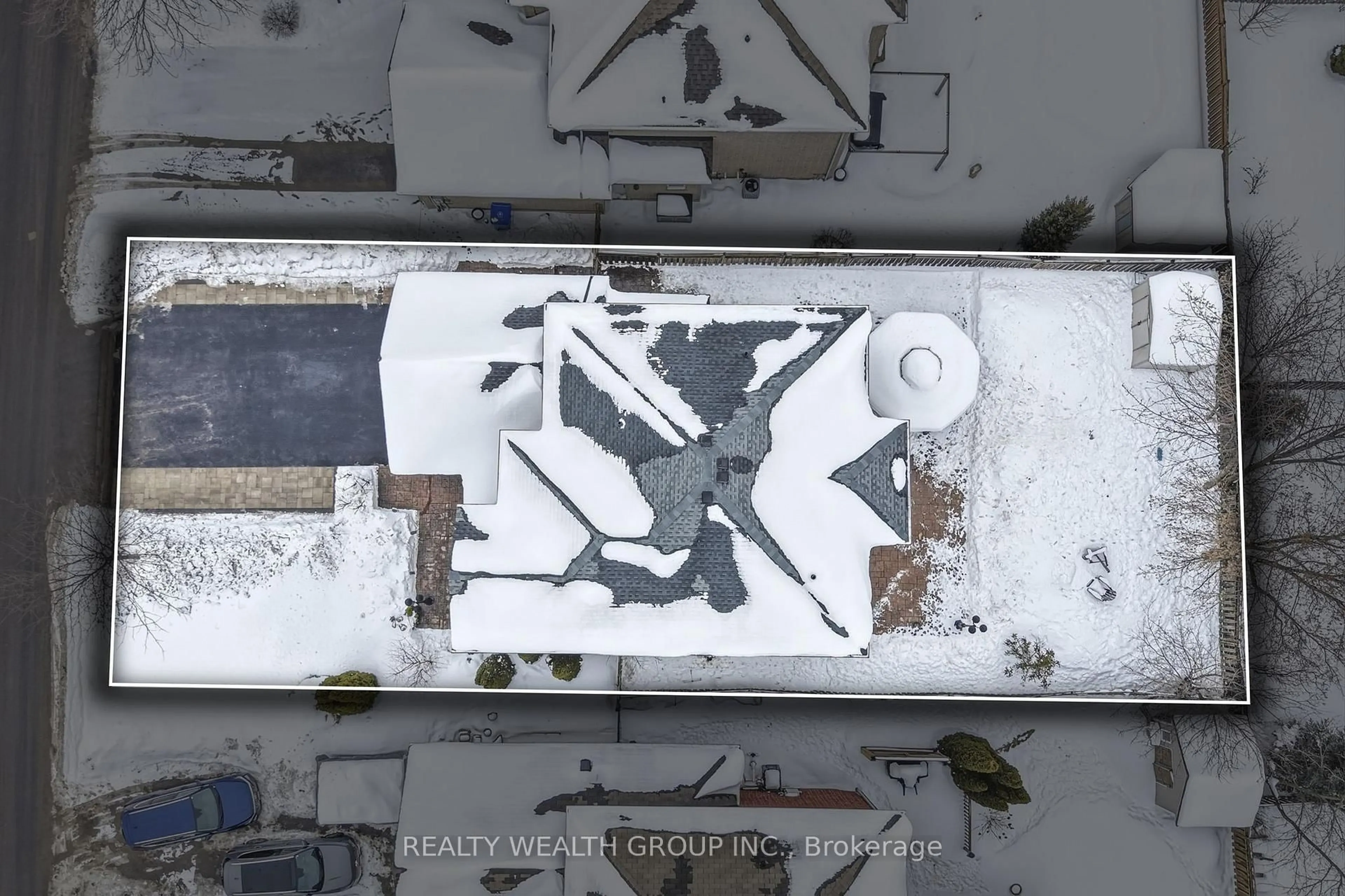 A pic from outside/outdoor area/front of a property/back of a property/a pic from drone, building for 84 Bayview Ave, Georgina Ontario L4P 2S9