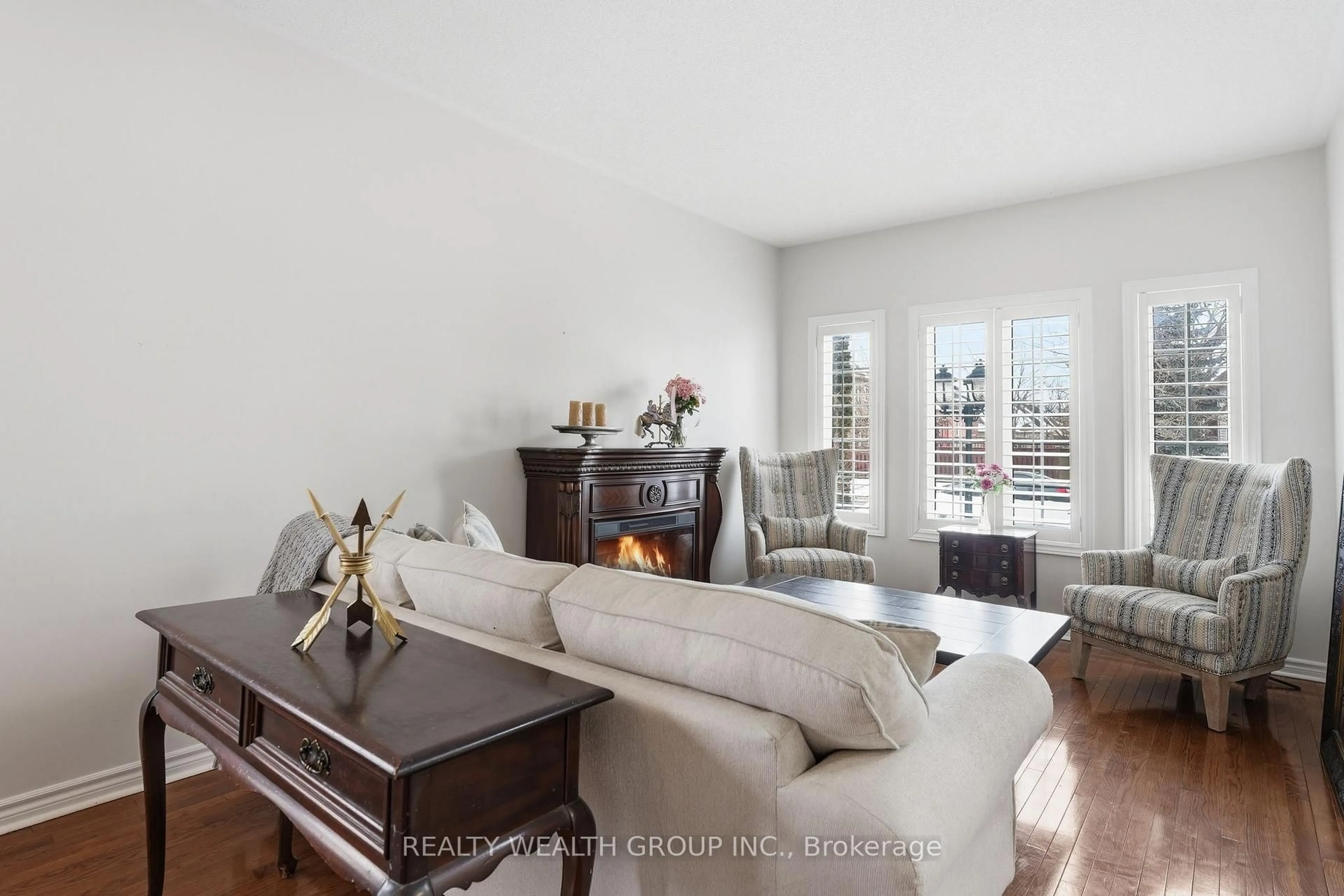 Living room with furniture, wood/laminate floor for 84 Bayview Ave, Georgina Ontario L4P 2S9