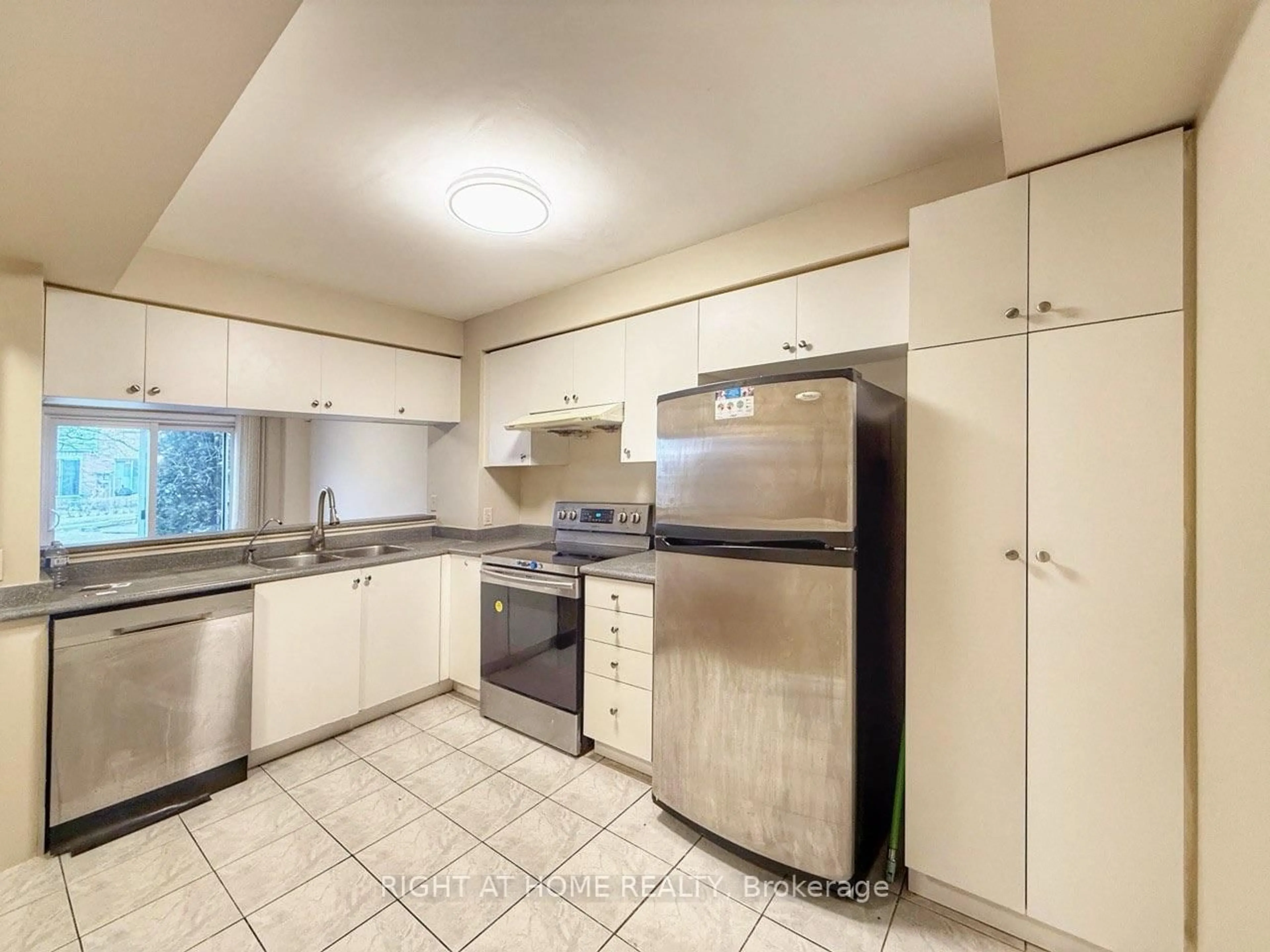 Standard kitchen, unknown for 81 Northern Heights Dr #30A, Richmond Hill Ontario L4B 4C9
