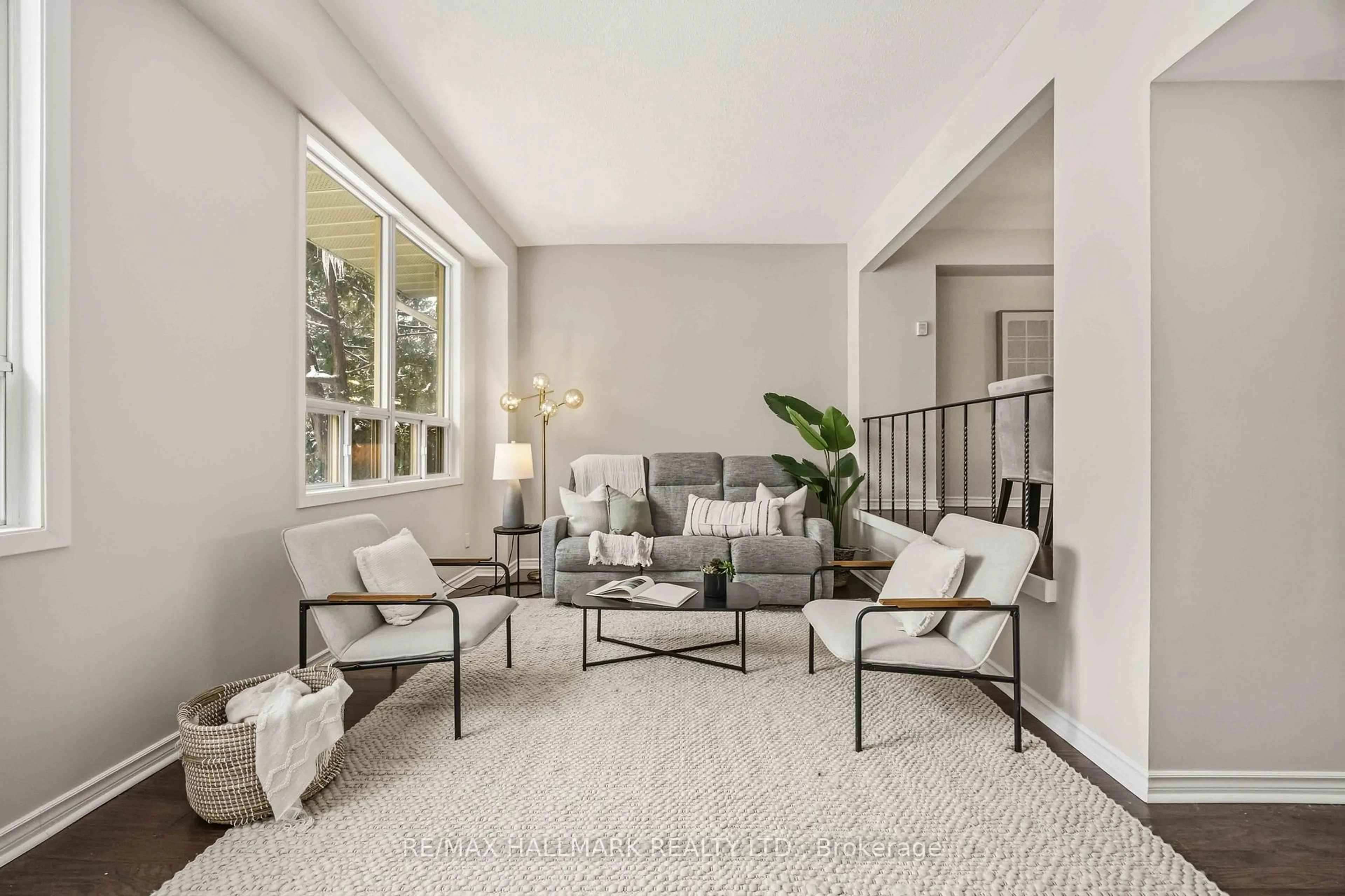 Living room with furniture, unknown for 5 Poplar Cres, Aurora Ontario L4G 3M4