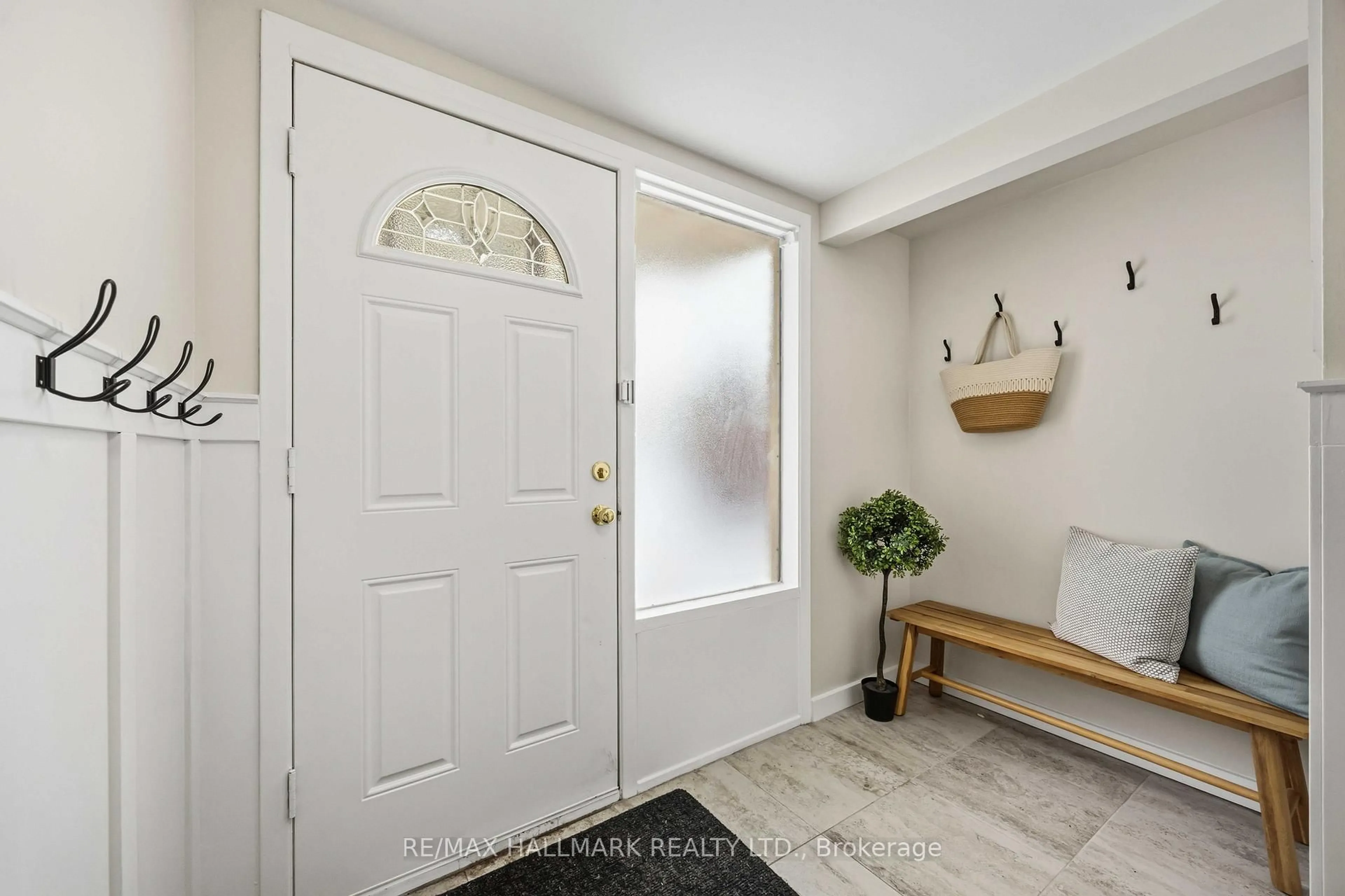 Indoor entryway for 5 Poplar Cres, Aurora Ontario L4G 3M4