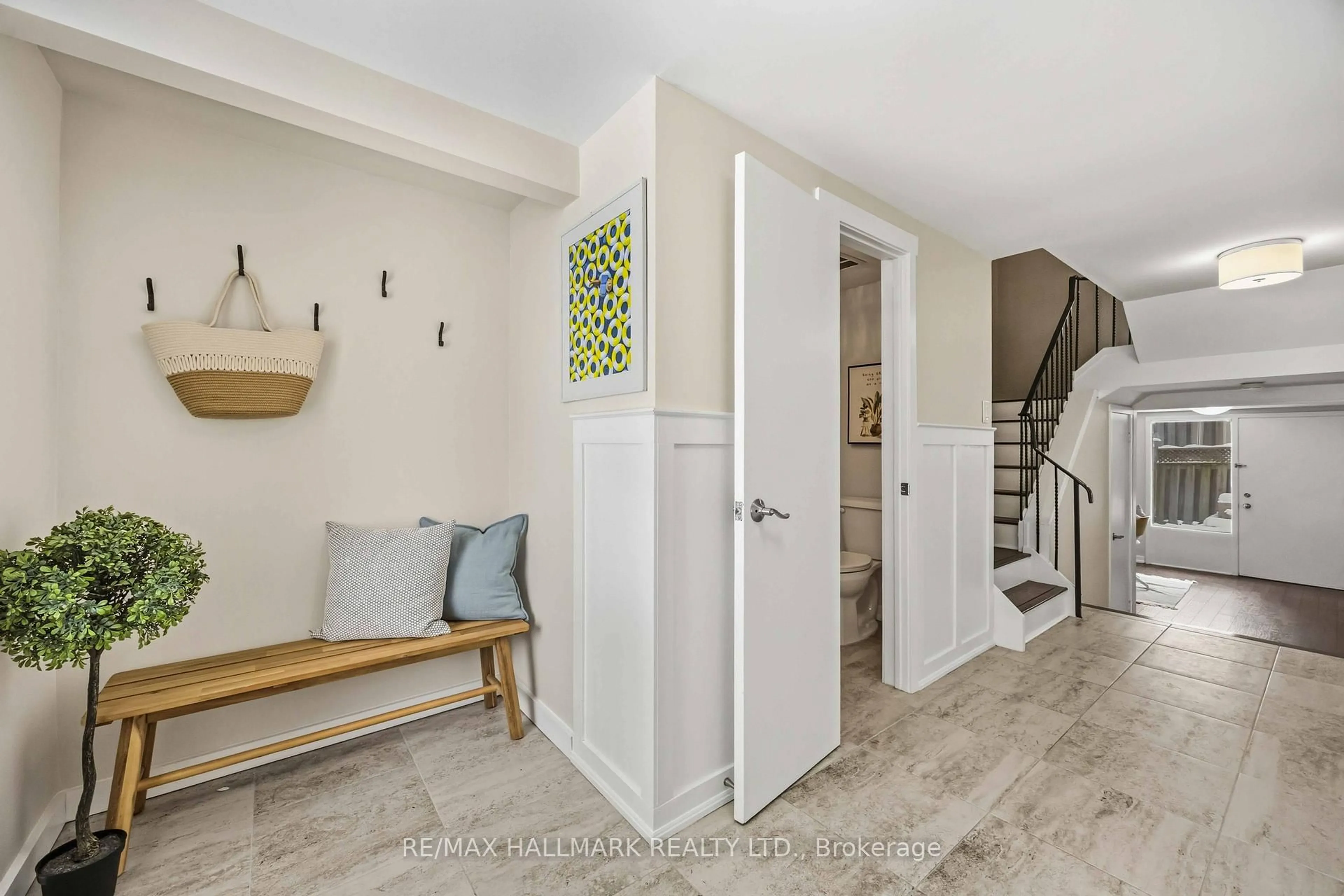 Indoor entryway for 5 Poplar Cres, Aurora Ontario L4G 3M4