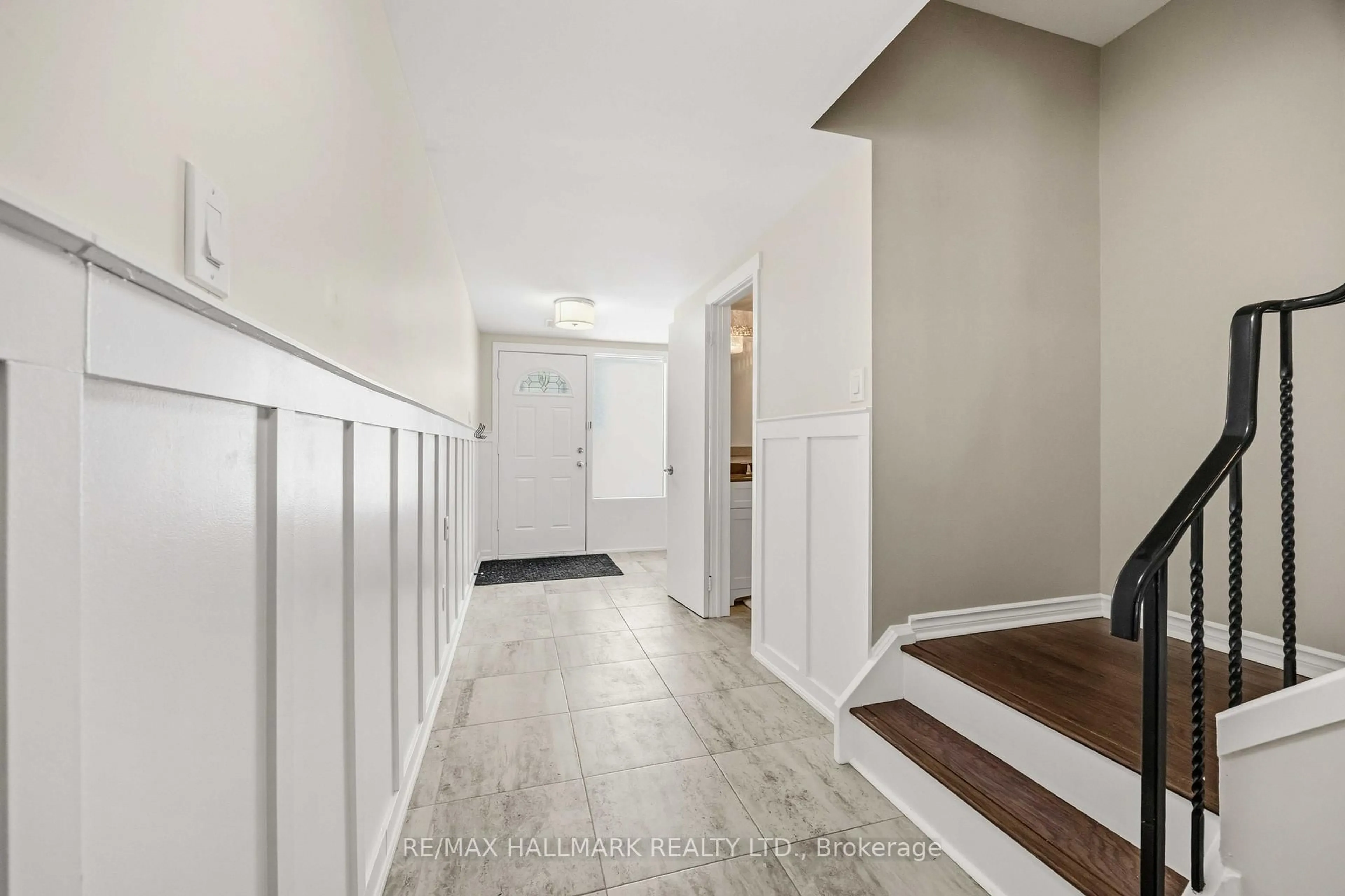 Indoor entryway for 5 Poplar Cres, Aurora Ontario L4G 3M4