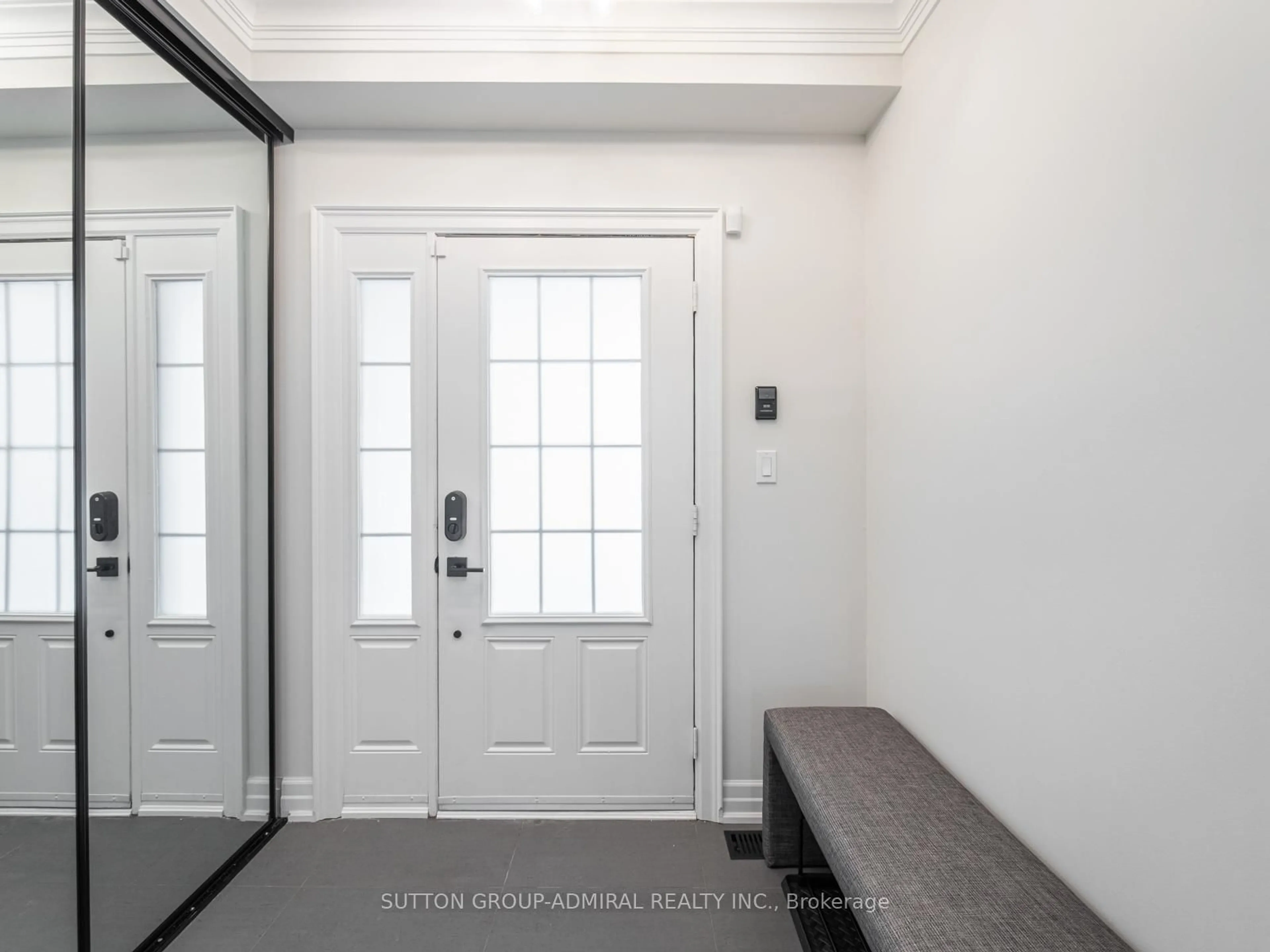 Indoor entryway for 14 Booth St, Bradford West Gwillimbury Ontario L3Z 0A3