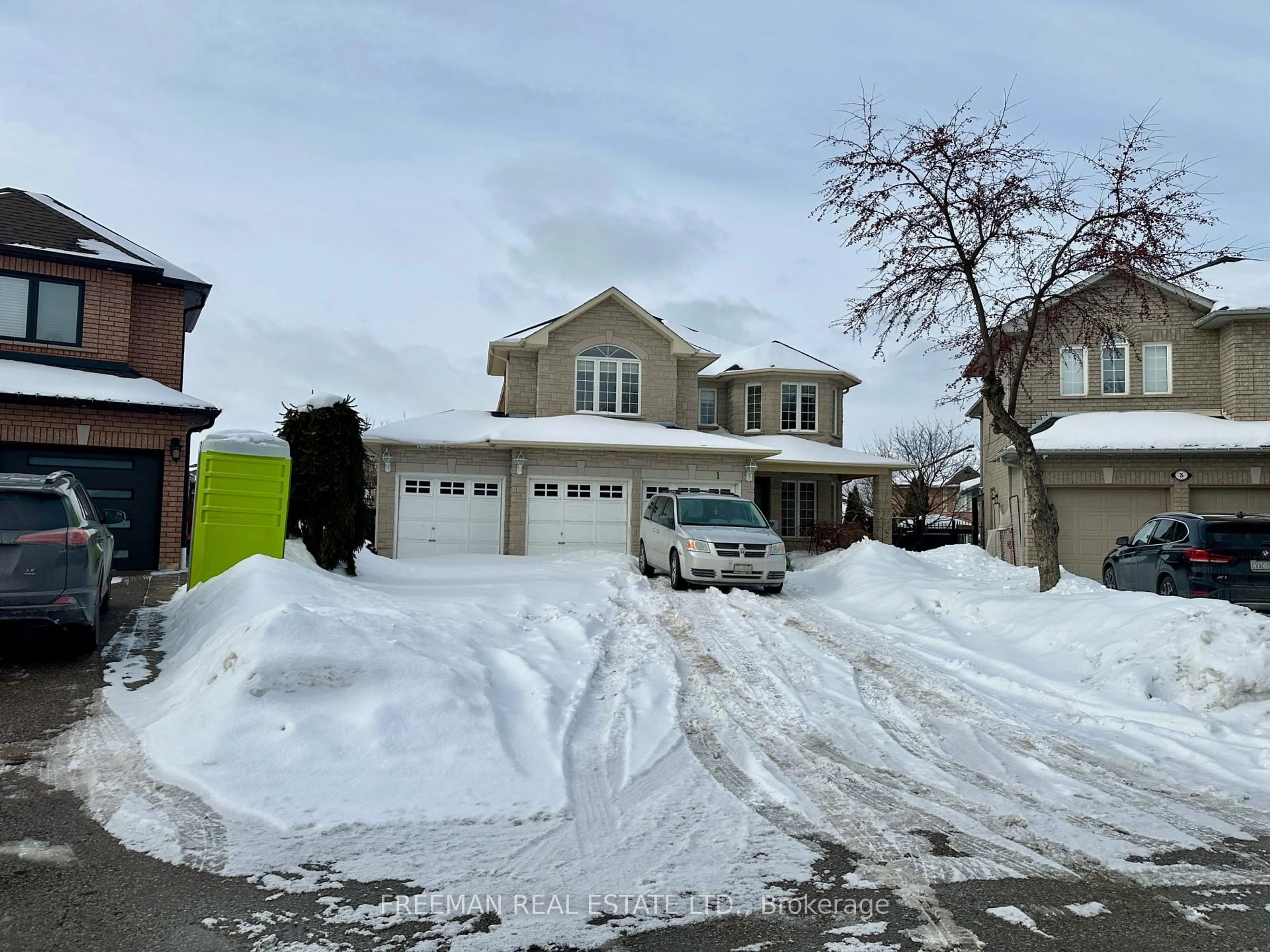 A pic from outside/outdoor area/front of a property/back of a property/a pic from drone, street for 1 Humber Forest Crt, Vaughan Ontario L4H 1N3